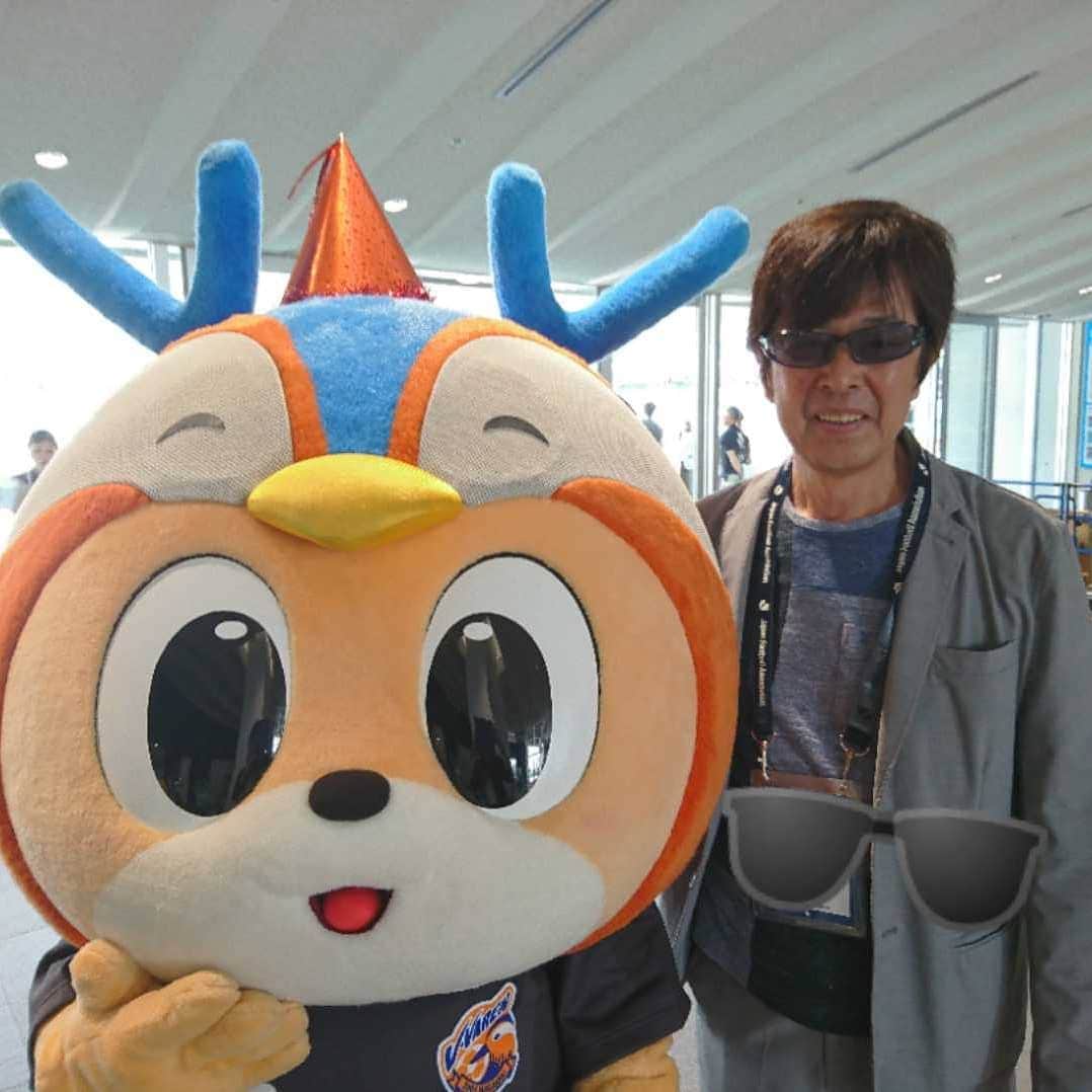 ヴィヴィくんさんのインスタグラム写真 - (ヴィヴィくんInstagram)「﻿ 明しゃちょうはサングラス、ぼくはゴールキーパーユニフォーム⚽🐥﻿ ﻿ かっこいいたいけつ✨🎉﻿ ﻿ キラリ～ン👍﻿ とっ～てもサングラスおにあいです🕶️﻿ ﻿ ﻿ #vvaren #vファーレン#vファーレン長崎 #長崎 ﻿ #ヴィヴィくん #髙田明 しゃちょう #サングラス #とってもかっこいい #ゴールキーパー #かっこいいっていわれたいです 🐥 #富澤雅也 せんしゅもかっこよかったです📣 #キラリーン✨」5月27日 21時14分 - vivikun_vvn