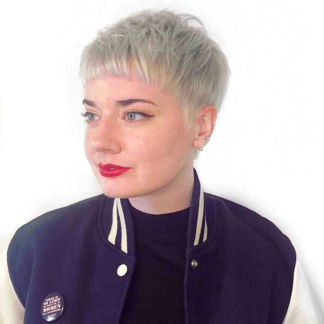 Sam Villaさんのインスタグラム写真 - (Sam VillaInstagram)「Stylist @jennymalone_hairelleven shows just how #powerful a pixie can be. This #haircut is edgy and sophisticated - and totally perfect for someone ready to stand in the #spotlight. ⠀ ⠀ Did you know that for $9.99/month you can subscribe to the Artist Studio and gain subscriber-only access to exclusive premium video content?? With new videos released monthly, you will be able to watch unlimited streaming videos – anytime, anywhere. Head to the link in our bio for more information! ⠀⠀ ⠀ Love this short style! If you are wanting to learn new techniques for creating an updated version of the classic #pixie, head over to the #SamVillaEducation Artist Studio and watch as Education Director Andrew Carruthers (@andrew.carruthers) demonstrates how to create contour and softness that's easily adaptable to your clientele. ⠀」5月27日 21時15分 - samvillahair