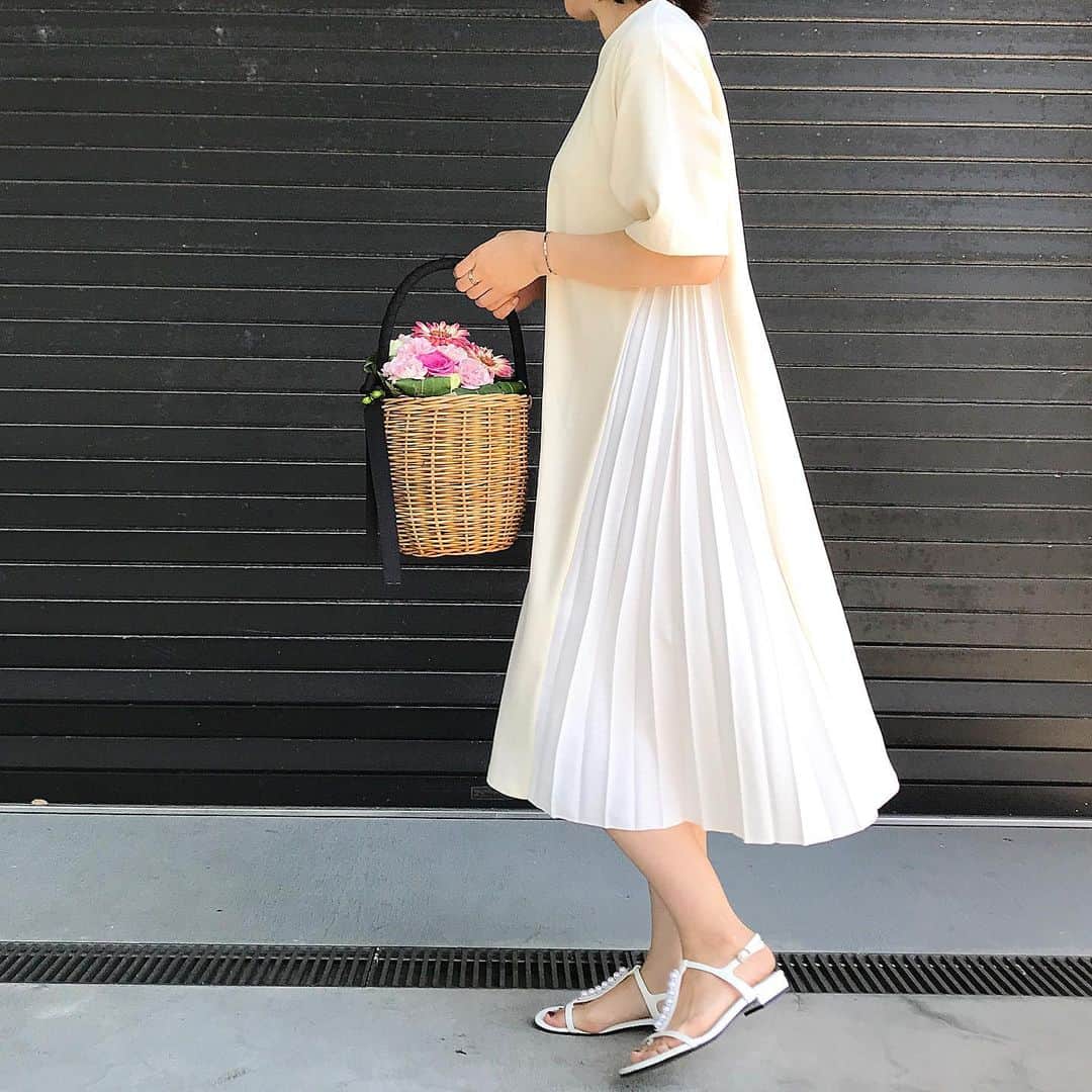 のインスタグラム：「* * 優しい色。軽くて着心地がいい。 そんな #サイドプリーツワンピース は @netstar_official * 暑くて何を着て良いのやら。 とりあえず、毎日日傘さしてます。 * * #netstar_official #netstar #etrebloom #今日のコーデ #今日のファッション #今日の服 #着まわし #着まわしコーデ #春コーデ #大人可愛い #プチプラ #服  #シンプルコーデ #おとなかわいい #プチプラファッション #大人コーデ  #大人カジュアル #instafashion #cordinate  #ロカリ #locari #ponte_fashion」