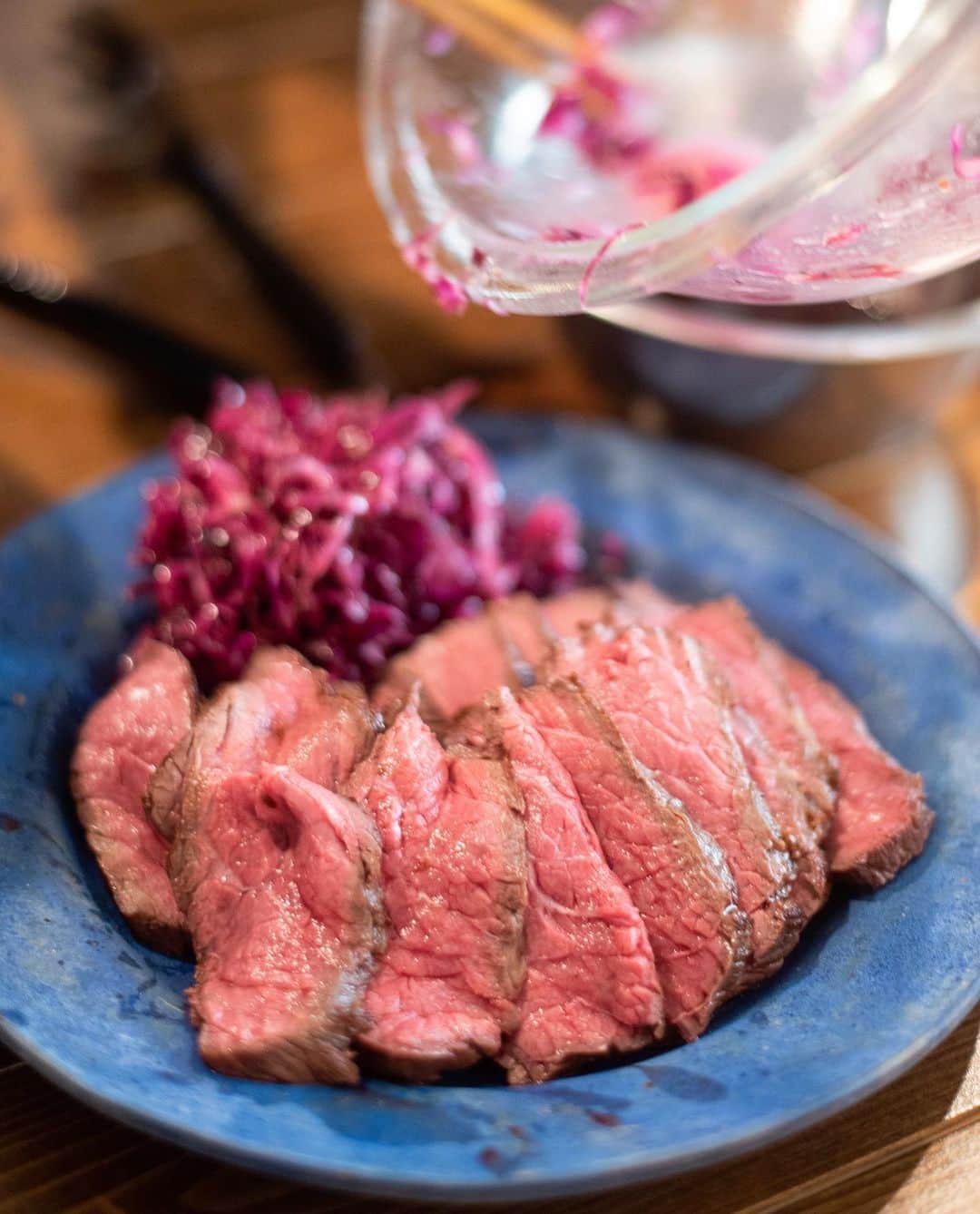 Iguchi Takuto... おうちごはんおじさんさんのインスタグラム写真 - (Iguchi Takuto... おうちごはんおじさんInstagram)「. The 4th Foodies Labo🍳 (スワイプで当日写真) 〜お肉特訓講座〜 (連投すみません😂) 午前/午後 2部制開催 計10名の方にお越しいただきました。 急遽来れなくなった方、残念ですが次回は是非お越しください😭 . 今回のメニューは、1人で45分で3品できちゃうくらい簡単！ しかも超絶美味しくてほっぺたが落ちる、自慢のレシピ☺️ •A5ランク 国産黒毛和牛のローストビーフ •スペアリブの赤ワイン煮込み •牛肉と夏野菜の中華炒め の3品をご紹介させていただきました。 . 参加してくださった皆様、ありがとうございました！ 個人的にもめちゃくちゃ気合の入った会でした！ 当日の様子を見たい方は、 Foodies Labo公式アカウント(@foodies_labo) ストーリーのハイライト<The 4th>をご覧下さいねー！！ . 次回は、6/23(日)The 5th Foodies Labo🍳 夏に食べたいラタトゥイユ講座です！ ラタトゥイユのご紹介と、 ラタアレンジカレー&ラタアレンジパスタ というラインナップです🍅🍆 まだ現在残り1枠のみ空きがありますので、 参加希望の方は早めに、 公式アカウント(@foodies_labo)をフォローの上、 そちらへDMにてご連絡くださいね😋 それ以降の方はキャンセル待ちとなります。 ではでは、引き続きよろしくお願いします🙆‍♂️✨ . . 美味しいで日本を元気に꒰⍨꒱.+* . #FoodiesLabo #料理教室 #ワークショップ #WS #料理教室東京 #料理研究会 #東京 #Tokyo #品川区 #料理好きな人と繋がりたい #料理大好き #フードスタイリスト#趣味の料理研究家#料理家#料理研究家#井口タクト#おうちごはん#おうちごはんおじさん#おうちごはんLover#料理男子#家庭料理#フーディーテーブル#Foodstylist#ouchigohan_ojisan#cookingram#IGersJP#instagramjapan#japanesefood」5月27日 21時15分 - ouchigohan_ojisan