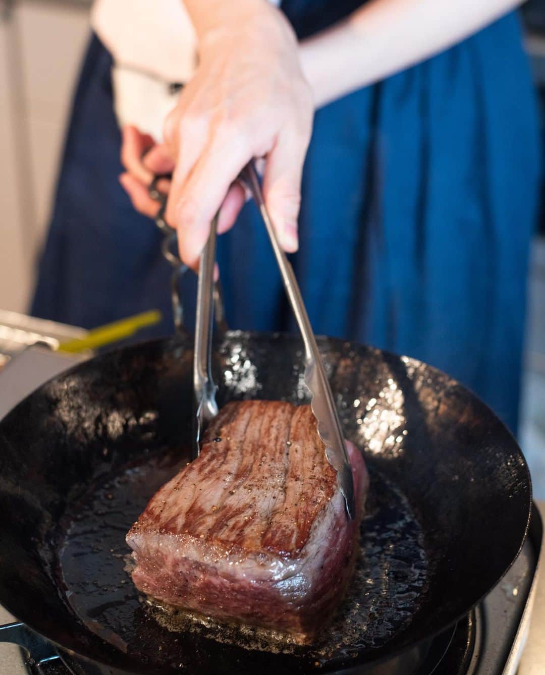 Iguchi Takuto... おうちごはんおじさんさんのインスタグラム写真 - (Iguchi Takuto... おうちごはんおじさんInstagram)「. The 4th Foodies Labo🍳 (スワイプで当日写真) 〜お肉特訓講座〜 (連投すみません😂) 午前/午後 2部制開催 計10名の方にお越しいただきました。 急遽来れなくなった方、残念ですが次回は是非お越しください😭 . 今回のメニューは、1人で45分で3品できちゃうくらい簡単！ しかも超絶美味しくてほっぺたが落ちる、自慢のレシピ☺️ •A5ランク 国産黒毛和牛のローストビーフ •スペアリブの赤ワイン煮込み •牛肉と夏野菜の中華炒め の3品をご紹介させていただきました。 . 参加してくださった皆様、ありがとうございました！ 個人的にもめちゃくちゃ気合の入った会でした！ 当日の様子を見たい方は、 Foodies Labo公式アカウント(@foodies_labo) ストーリーのハイライト<The 4th>をご覧下さいねー！！ . 次回は、6/23(日)The 5th Foodies Labo🍳 夏に食べたいラタトゥイユ講座です！ ラタトゥイユのご紹介と、 ラタアレンジカレー&ラタアレンジパスタ というラインナップです🍅🍆 まだ現在残り1枠のみ空きがありますので、 参加希望の方は早めに、 公式アカウント(@foodies_labo)をフォローの上、 そちらへDMにてご連絡くださいね😋 それ以降の方はキャンセル待ちとなります。 ではでは、引き続きよろしくお願いします🙆‍♂️✨ . . 美味しいで日本を元気に꒰⍨꒱.+* . #FoodiesLabo #料理教室 #ワークショップ #WS #料理教室東京 #料理研究会 #東京 #Tokyo #品川区 #料理好きな人と繋がりたい #料理大好き #フードスタイリスト#趣味の料理研究家#料理家#料理研究家#井口タクト#おうちごはん#おうちごはんおじさん#おうちごはんLover#料理男子#家庭料理#フーディーテーブル#Foodstylist#ouchigohan_ojisan#cookingram#IGersJP#instagramjapan#japanesefood」5月27日 21時15分 - ouchigohan_ojisan