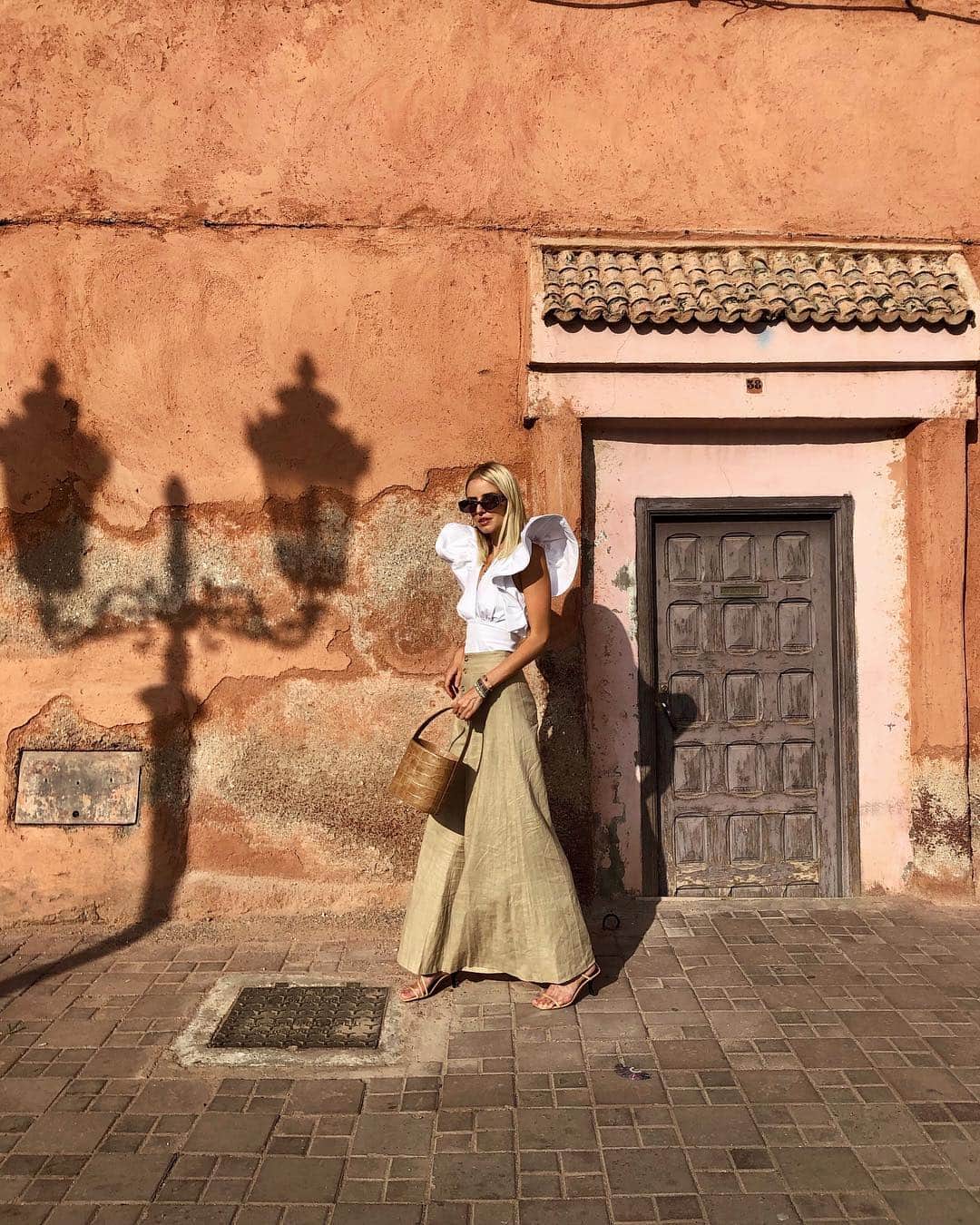 レオニー・ハンネさんのインスタグラム写真 - (レオニー・ハンネInstagram)「Shadow hunting... 🇲🇦 anzeige/ad #Marrakech #Staud #SilviaTcherassi」5月4日 6時24分 - leoniehanne