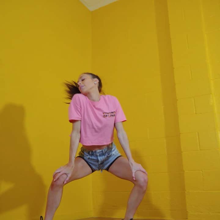 マンディー・ジルーのインスタグラム：「This routine is so much fun😊 New dance tutorial up now to “Banana” by @anitta @iambeckyg. Choreography by 🙋🏻‍♀️. #Linkinbio 🎥 @bobby11dacones」