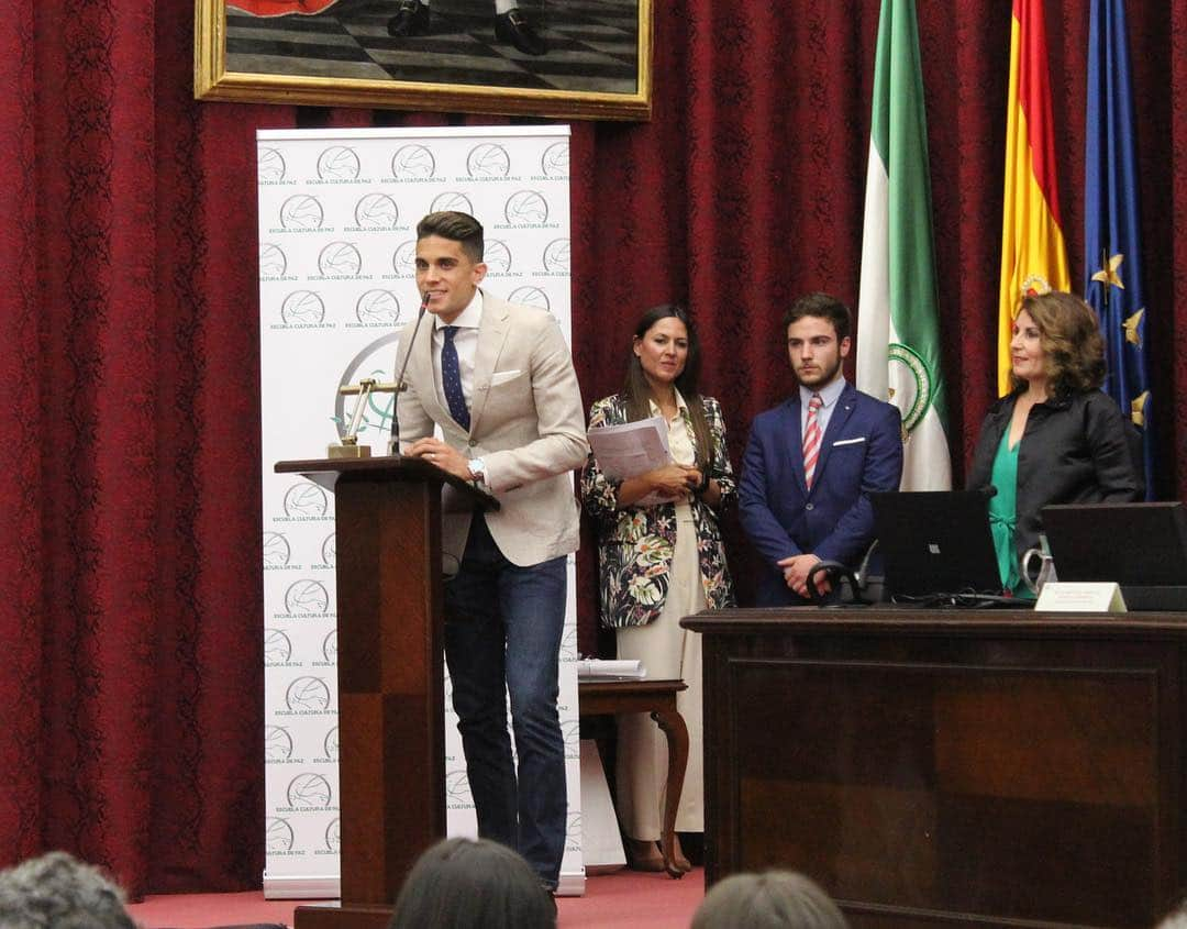 マルク・バルトラさんのインスタグラム写真 - (マルク・バルトラInstagram)「Un honor recibir el premio Paloma de Plata otorgado por la Escuela Cultura de Paz en la Universidad de Sevilla. Orgulloso de formar parte de esta jornada especial que reúne tantos valores e inspira a los más jóvenes para que crezcan con ellos y sobretodo lo más importante, para que cada día sean mejores personas y luchen por sus sueños y ambiciones. #EscuelaCulturaDePaz #PalomaDePlata」5月4日 4時55分 - marcbartra