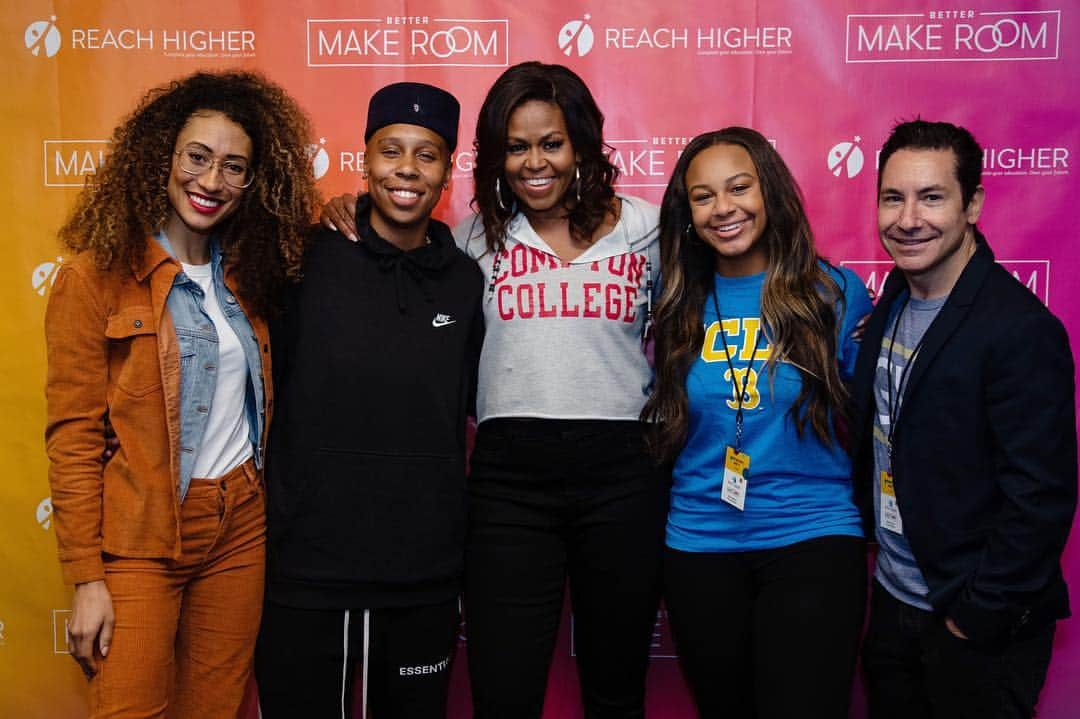 Nia Sioux Frazierさんのインスタグラム写真 - (Nia Sioux FrazierInstagram)「This moment was unforgettable! Words can’t even describe this experience. Truly blessed to have met  Michelle Obama and the other incredible and inspiring women in this picture. Talk about strong powerful women! @toddkrim thank you for making this one of the best days of my life! #collegesigningday #bettermakeroom」5月4日 4時59分 - niasioux