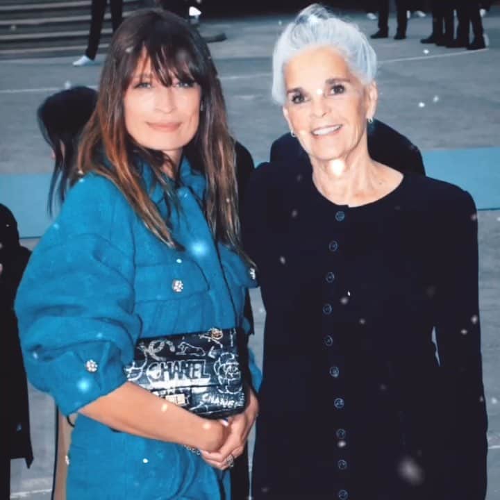 カロリーヌ・ド・メグレのインスタグラム：「Ali MacGraw 💘 <Sound on 🎶🔊> #ChanelCruise #OneSongADayCDM」