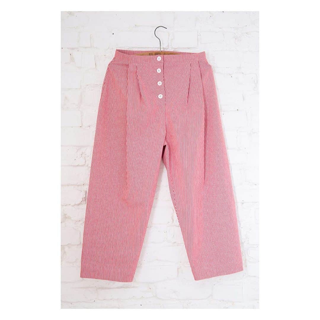 キャベジズ&ローゼズのインスタグラム：「Tap to shop the happiest trousers of the season 😁 Camilla is a Cabbages & Roses Classic made from British cotton drill. She is ankle-length and perfect for sunny days #taptoshop #newarrivals💗💕 #slowfashion #sustainableclothing #madeinengland🇬🇧 #candystripes #redtrousers #stripedtrousers #cabbagesandroses #cabbagesandrosesfashion @christina_strutt @cabbagesandroses_shop」