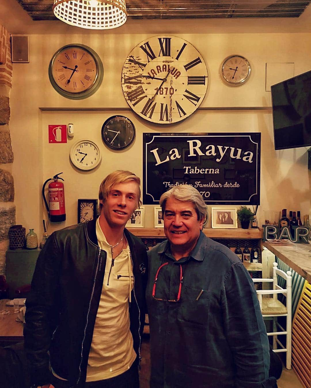 デニス・シャポバロフさんのインスタグラム写真 - (デニス・シャポバロフInstagram)「Thanks @ferverdasco for inviting me to your family restaurant @larayuamadrid here in Madrid. So great to eat authentic Spanish food 🇪🇸🤘🏼」5月4日 5時19分 - denis.shapovalov