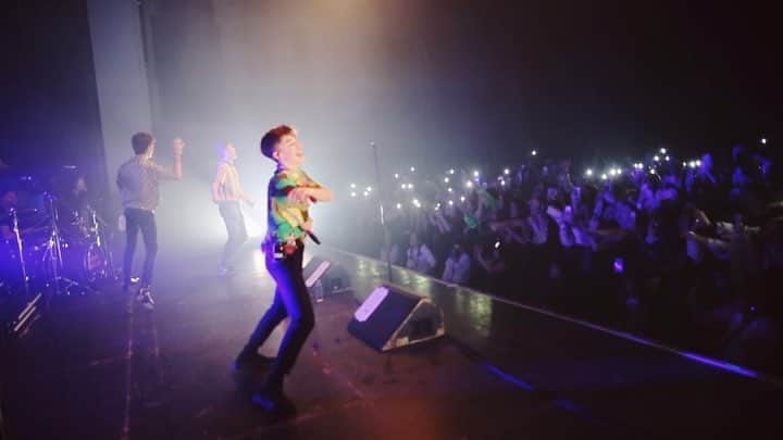 ジョニー・オーランドのインスタグラム：「TORONTO🇨🇦 my biggest headline show yet. your energy last night was insane. thank you for the hometown love & for turning up w me. i’ll remember this night forever🖤 #teenagefevertour」