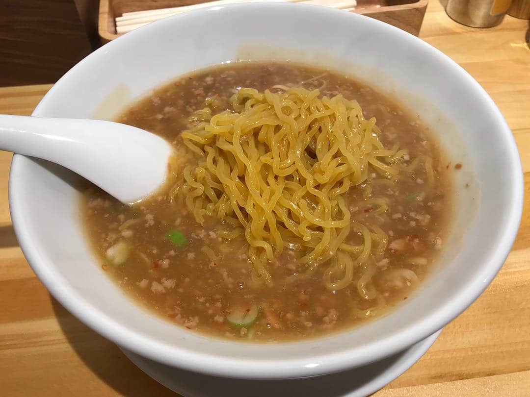 のインスタグラム：「・ ・ みなさん"小田原タンタン麺"って知ってました？？ ・ 神奈川の小田原、しかもそこから無人駅に降りて ・ 歩いて20分にある『中華 四川』さんが発祥のラーメン ・ すいません、、、僕初めて知りました。 ・ その発祥の立地も、 ・ この写真のルックスからもお初なこのラーメンが、 ・ なんとこの東京目黒に最近開店したのです。 ・ その名も『小田原タンタン麺たかみ』。 ・ 目黒駅から権之助坂へ降りて徒歩3分のこの場所へ… ・ さっそく駆け込みで向かいましたよ。 ・ 店内は両サイドカウンターの凄くシンプルで綺麗な内装、 ・ 開店直後なのでお祝いのお花が沢山🌸 ・ 入り口前の券売機で食券を買い、 ・ 店員さんにお渡しして右奥の席へ。 ・ メニュー表と『小田原タンタン麺』の解説をじっくり読み、 ・ 5分くらいで着丼。 ・ わあああ、こりゃ見たことないわ。 ・ 粘度の高そうな餡に包まれた黄色く縮れた麺を混ぜ、 ・ 湯気の立つ麺を持ち上げてすする。。 ・ うん、これははじめての感じかも。 ・ あんかけの熱で終始熱々な麺はしっかりコシもあり、 ・ 「普通」にした辛さもあってか、めっちゃ食べやすい！ ・ とにかく餡の粘度でひき肉も沢山絡むから、 ・ 思った以上に食べ応えのある感じ。 ・ 途中にお酢を入れると後味がさっぱり。 ・ 追加で頼んだ「焦がしチーズライス」を残った餡にかけると、 ・ これまたジャンクさが途端に上がってめっちゃ美味い。 ・ あっという間に完食で、未知なるラーメンにも関わらず、 ・ 全くクセも感じない、正に新たな逸品でした。 ・ いやあ、ほんと、これどう表現したらいいか悩むなあ。 ・ 餡で辛いっていうと茨城の"スタミナ系"にも近いけど、 ・ でも全く以って似て非なる感じ。 ・ これはちょっと何度か通って、 ・ よりこの新たな食感を突き詰めたいっすね。。 ・ 相変わらず激戦区にしてラーメントレンドに敏感な目黒地区、 ・ ここに来てまた新たな風を吹かす新店に心踊ります✨ ・ #小田原タンタン麺たかみ #小田原タンタン麺 #新店 #らーめん #ラーメン #目黒 #ラーメン激戦区 #辛さは普通で #新食感 #クラムボン #clammbon #ミト #ミトムボン #麺道」