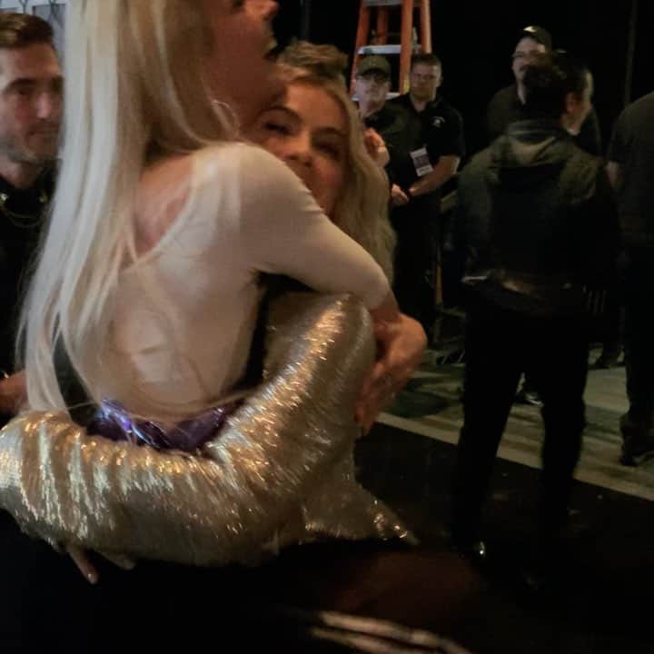 Nika Kljunのインスタグラム：「I knowww the world is concerned about @juleshough after @paulaabdul accidentally nearly knocked her head off when she threw off her hat during her iconic #billboardaward performance ! Hey, it happens! The memes are endless! I mean, what can I say, Paula threw it with COMMITMENT 😅🤷🏼‍♀️💪🏻🤣 #TruePerformer ! . Update on @juleshough condition‼️🤣 NO WORRIES - as you can see she is JUST FINE! LOL. She even told me to jump on her after she found out I did the choreo 😜 All is well 😁, love you my friend, @juleshough ! . #billboards2019 #backstage #bbmas #theexcitementisreal #friends #juliannehough #nikakljun #paulaabdul #lovetheseladies」