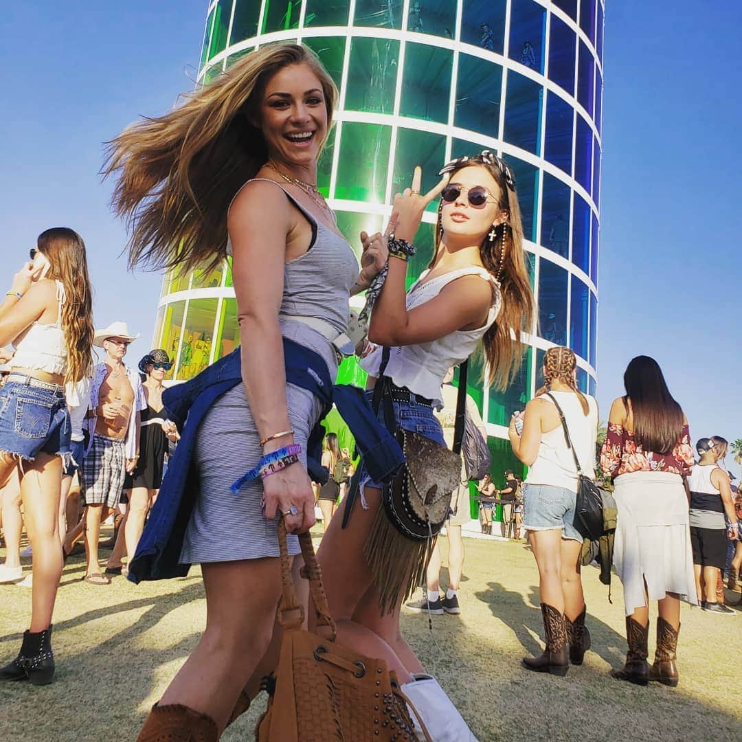 Nikki Leighさんのインスタグラム写真 - (Nikki LeighInstagram)「This one's for the girls🤠♀️🤸‍♀️ 💖 That's what I love about #country girls, they are always so nice and they want to get to know you so we can all be friends! Love to that! We need to all get along!  #girlsgeneration #girlfriends #fun #girlstrip . *Swipe for more」5月4日 5時20分 - missnikkileigh
