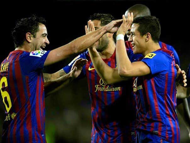 アレクシス・サンチェスのインスタグラム：「Pausa, tiempo, espacio y precisión.  Eso es @xavi el Makii 😊⚽ Fue un placer compartir contigo, un ejemplo como jugador, y cómo persona increíble . Te deseo lo mejor en la nueva etapa de tu vida.  El número uno del medio campo, el reloj del fútbol mundial tiene nombre y apellido: XAVI HERNANDEZ. 👏」