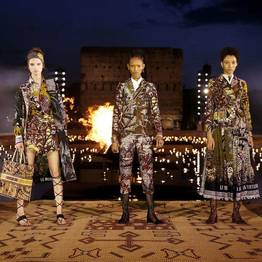 Fashion Weekのインスタグラム：「In Marrakesh, @dior presented its #DiorCruise 2020 collection where traditions of couture and wax print were paired to create a fresh take on #Dior's classic prints and silhouettes. Image courtesy of @dior」