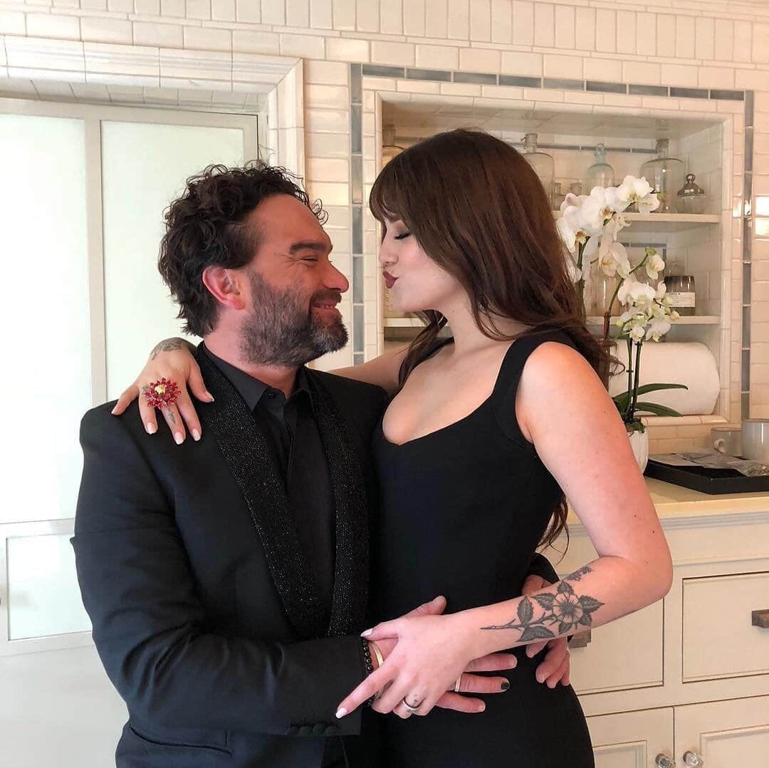 People Magazineさんのインスタグラム写真 - (People MagazineInstagram)「Bazinga! Johnny Galecki and girlfriend Alaina Meyer are expecting their first child. As his over a decade-long run on Big Bang Theory comes to an end, the actor is getting ready for a new chapter in his life: fatherhood. Tap the bio link for the full story. ❤️🍼 | #Regram @alainamariemeyer」5月4日 5時24分 - people