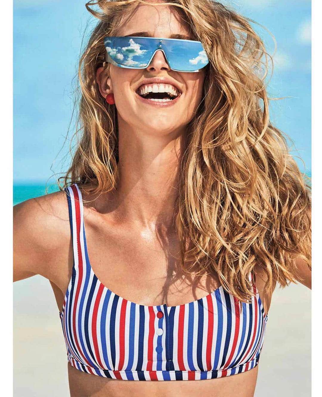アビー・チャンピオンのインスタグラム：「ALMOST SUMMER 🌴Have you seen the new Calzedonia campaign? @calzedonia #Calzedonia #ItalianBeachwear」
