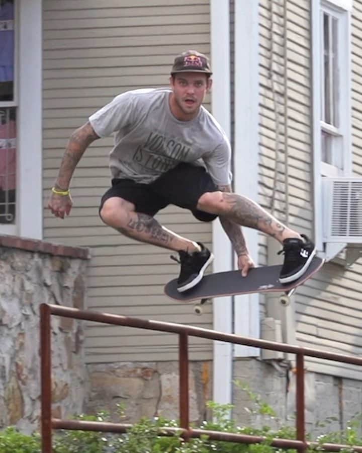 のインスタグラム：「When you accidentally make eye contact with someone across the room. 👀 🛹: @shecks 🎥: @thisguysthelimit 🎞✂️: @shrimpdaddy #skate #skateboarding #givesyouwings @redbullskate」