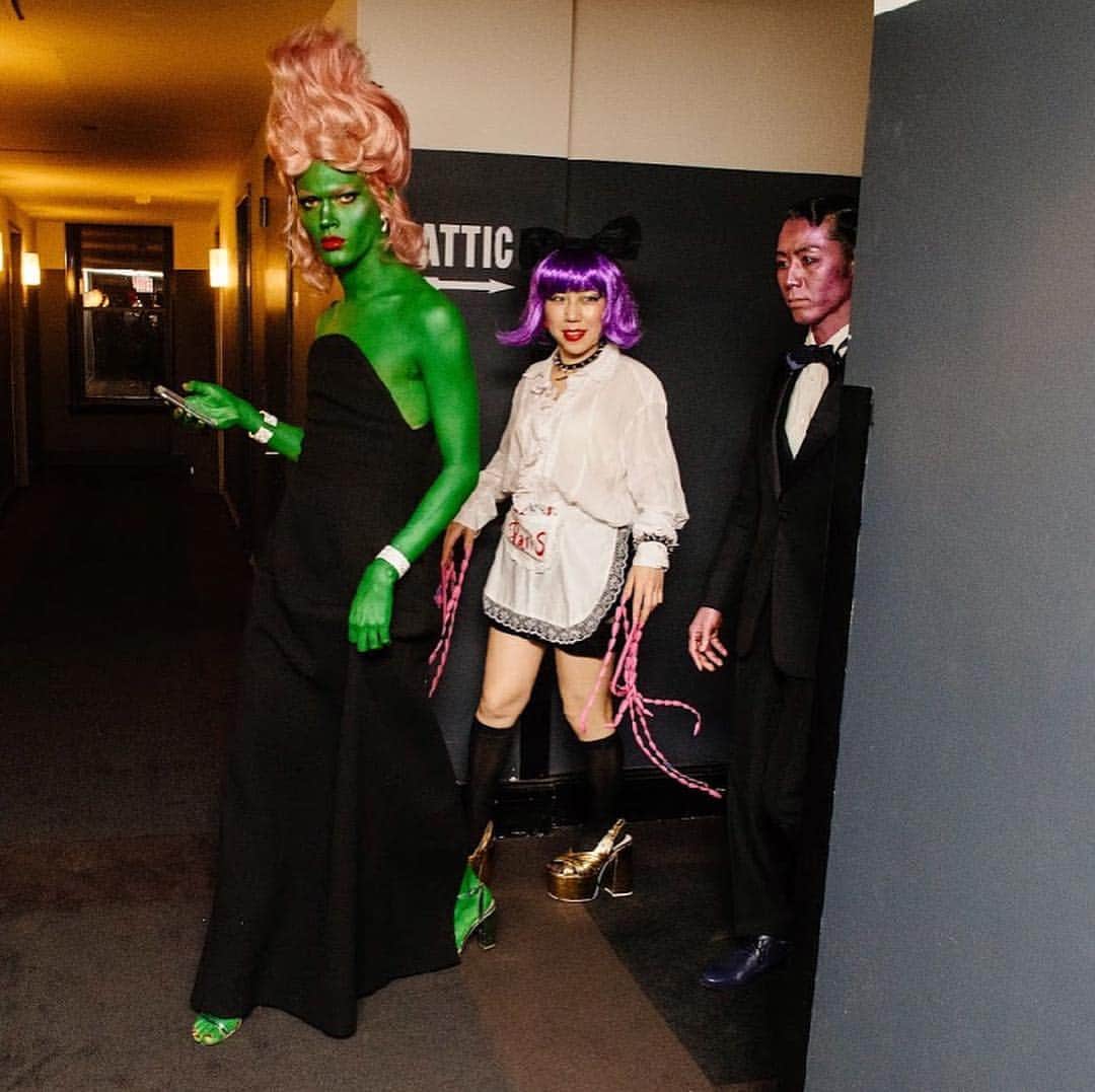 小林尊のインスタグラム：「🍽SUPPER サパー Honored to eat with my wife and incredible artist @iamwestdakota in this obscure performance, & served by extreme cult nail artist @nailsbymei  @maggiechatter thank you for creative ideas & being Mother Host Photo @hunterabrams  Makeup @laramiemakeup  Hair @uhmmwhat  Set Styling @gogobueno  Lighting @dandyfarmer  Music @oscarnn  このパフォーマンスアートに参加したよ。👾👽 🍜🍜🍜 #acehotelnyc  #westdakota #nailsbymei #maggiejames  #takerukobayashi  #noodles」