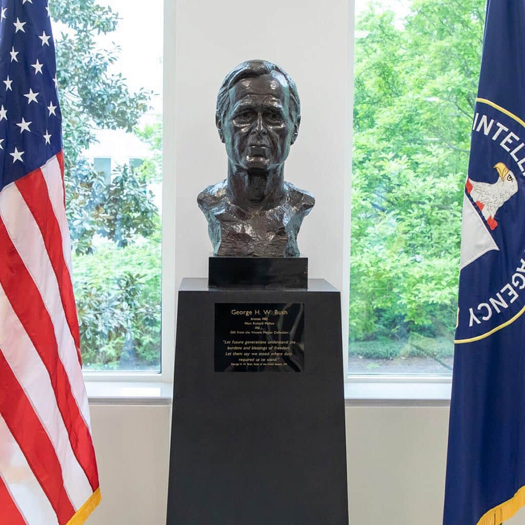 CIAさんのインスタグラム写真 - (CIAInstagram)「#FBF Last Friday, current and former CIA officers gathered to celebrate the 20th anniversary of the naming of our headquarters in Langley, VA as the George Bush Center for Intelligence.  CIA Headquarters was renamed for President George Herbert Walker Bush on April 26, 1999, to honor his role in Agency history. President Bush is the only former to go on to become President of the United States.  Former Director of Central Intelligence, George Tenet, who presided over the original naming ceremony, returned to deliver remarks.」5月4日 5時42分 - cia