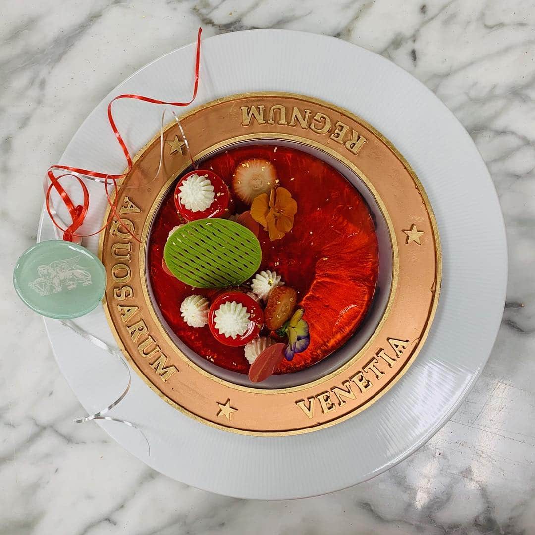 The Venetian Las Vegasさんのインスタグラム写真 - (The Venetian Las VegasInstagram)「Special occasions are extra sweet. We're loving this celebratory dessert created by VP of Culinary Operations @olivier.dubreuil and Executive Pastry Chef @simon_bregardis in honor of our 20th anniversary. #VenetianVegas」5月4日 5時50分 - venetianvegas
