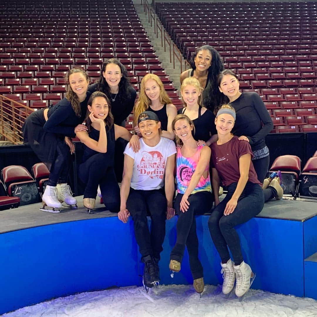アナスタシア・オルソンのインスタグラム：「Happy Friday from your D20 show girls 💋」