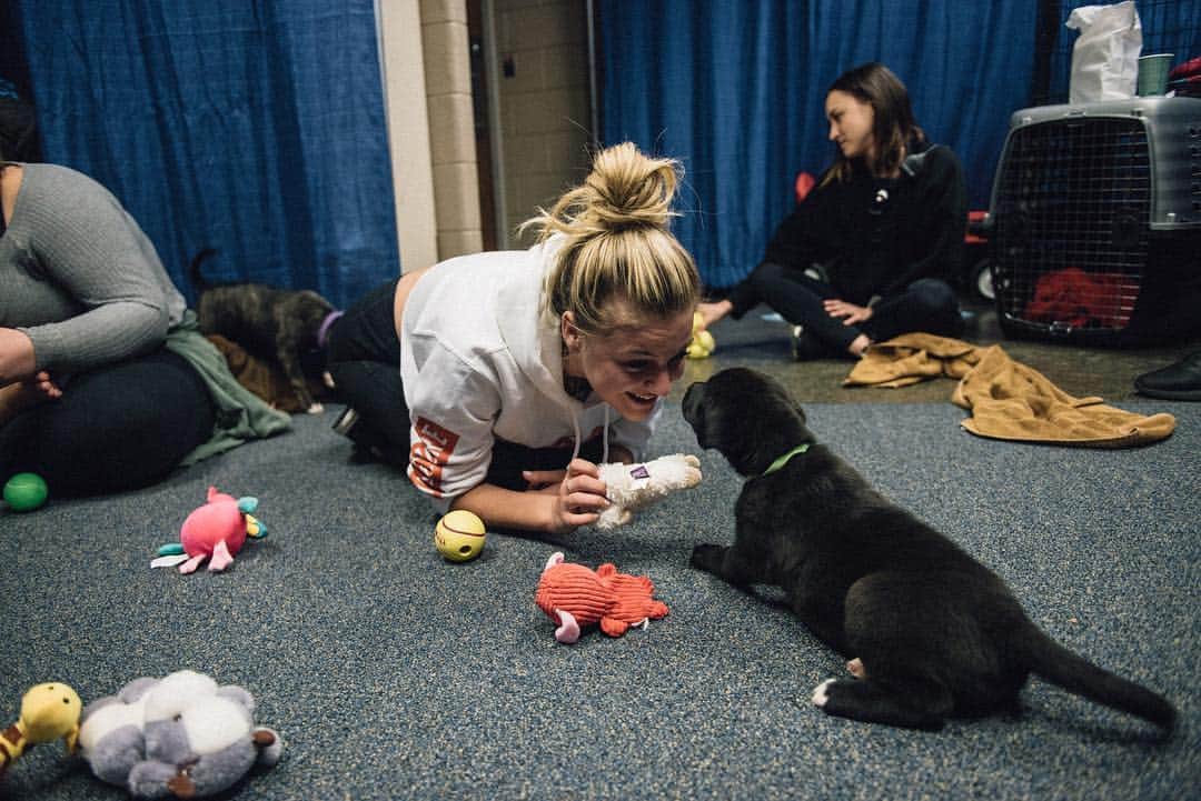 Kelsea Balleriniさんのインスタグラム写真 - (Kelsea BalleriniInstagram)「MY HEART. @furryfriendsrockinrescue brought these adorable puppies waiting to find a home by the venue today for some extra love & snuggles. If you’re in the Bismarck area and want to add a little fur baby to your family, go meet these little pups!!! 🙌🏼」5月4日 5時56分 - kelseaballerini