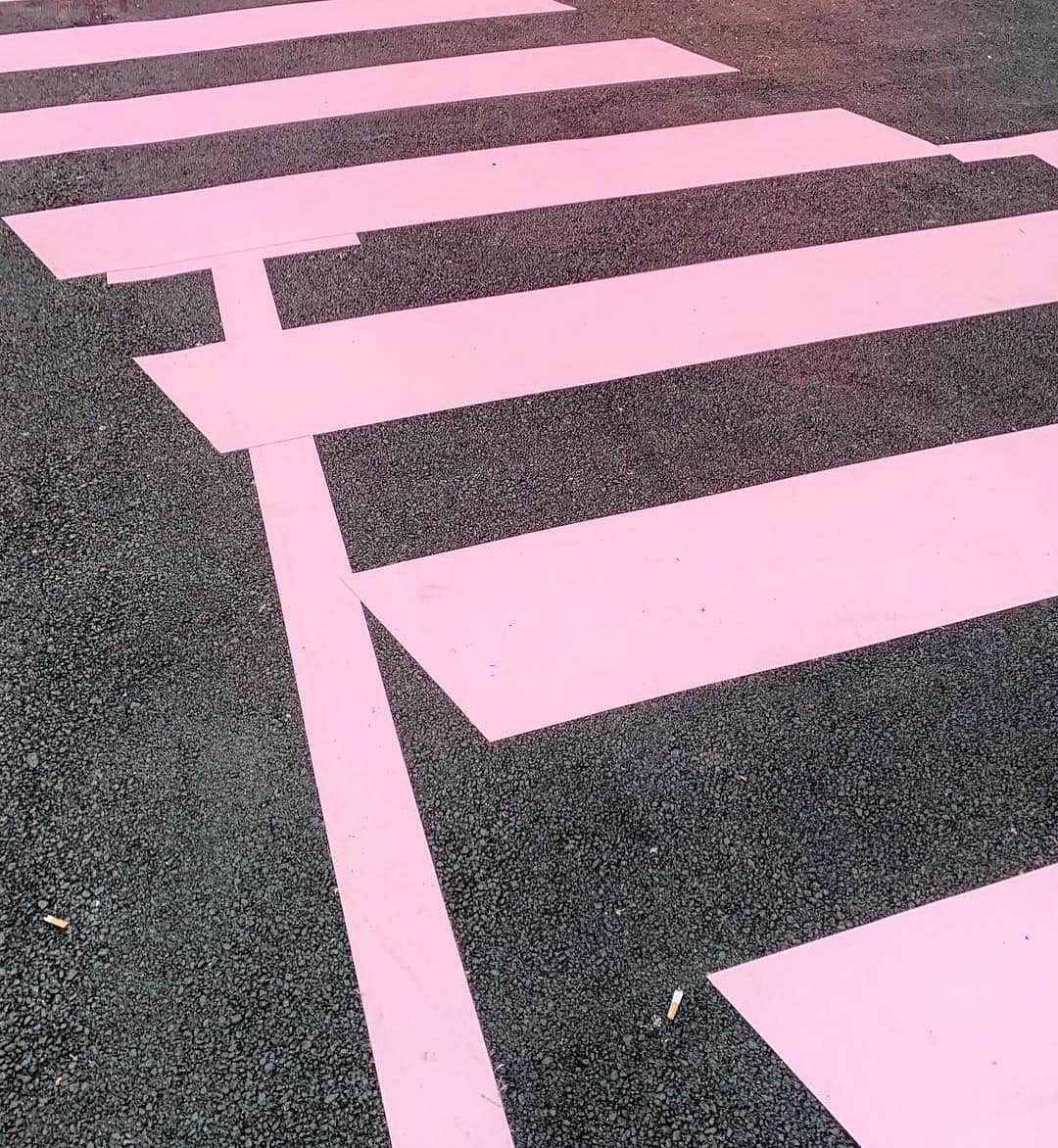 スージー・ロウさんのインスタグラム写真 - (スージー・ロウInstagram)「Always finding myself in different pink haze scenarios... 💗💕💞💓 Crossing a @prada pink pedestrian into their plush carpeted, neon-lit “Parlour” for #PradaResort20」5月4日 5時56分 - susiebubble