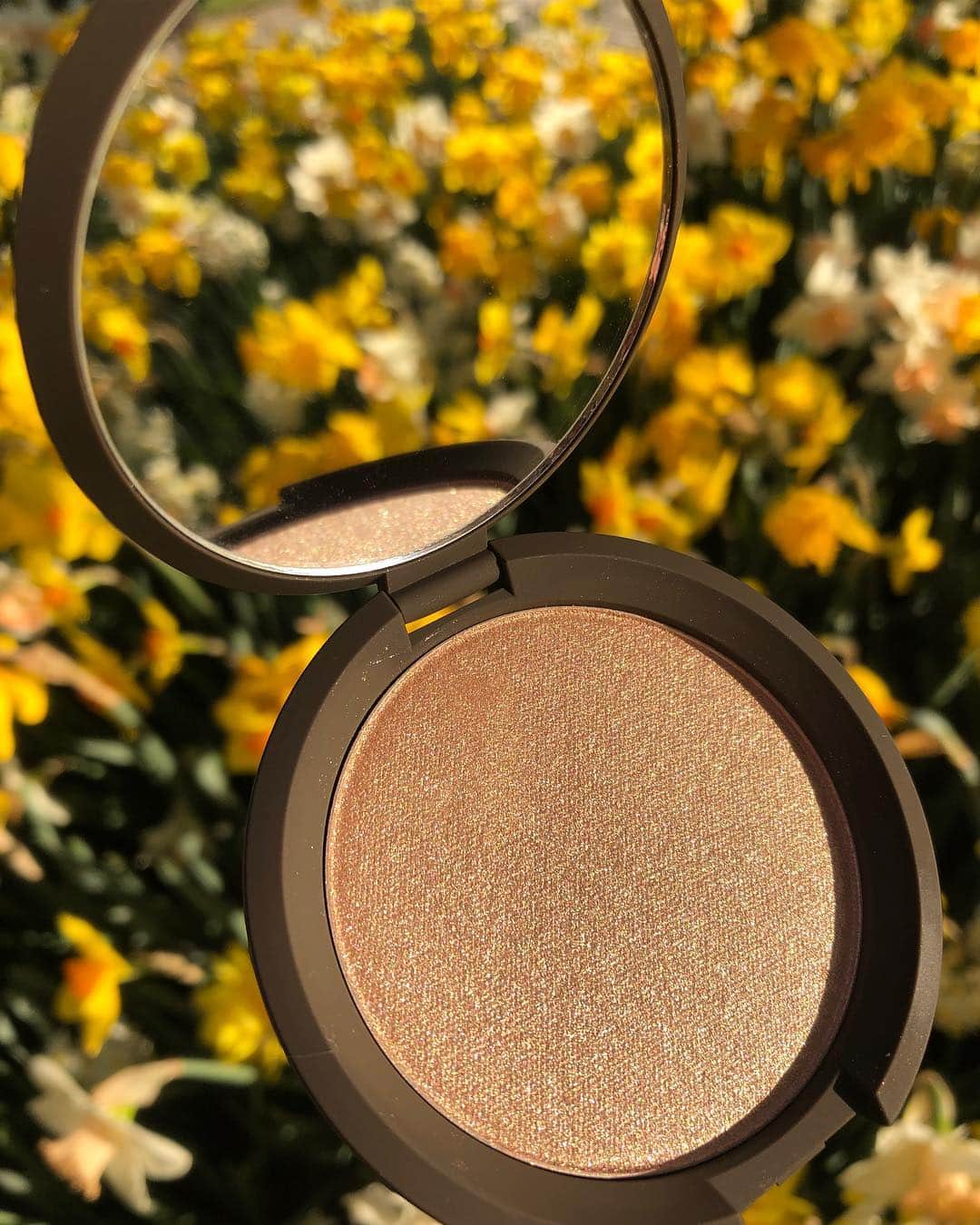 BECCAさんのインスタグラム写真 - (BECCAInstagram)「It's time for your glow up once and flor-al!💐✨ You can purchase the iconic Pressed Highlighter at UP TO 20% OFF ➡️ at @Sephora #VIBSALE now through Monday 5/6! #BECCAGlow」5月4日 6時00分 - beccacosmetics
