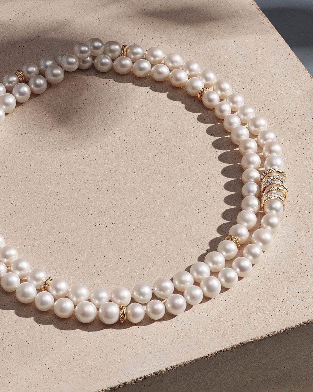 デビッドヤーマンのインスタグラム：「Because she taught you that the world is your oyster. • Just in time for Mother’s Day, shop pearl designs, including this Helena necklace with pavé diamonds, through our bio 🔗. • #DavidYurman #MothersDay #MothersDayGifts」