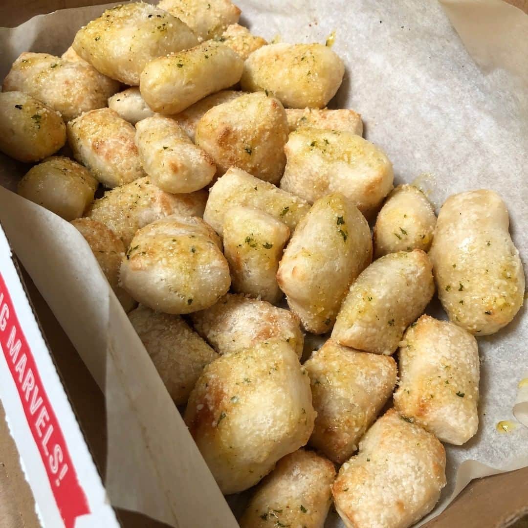 Domino's Pizzaさんのインスタグラム写真 - (Domino's PizzaInstagram)「You made it to Friday! These Parmesan Bread Bites were rooting for you.」5月4日 6時15分 - dominos
