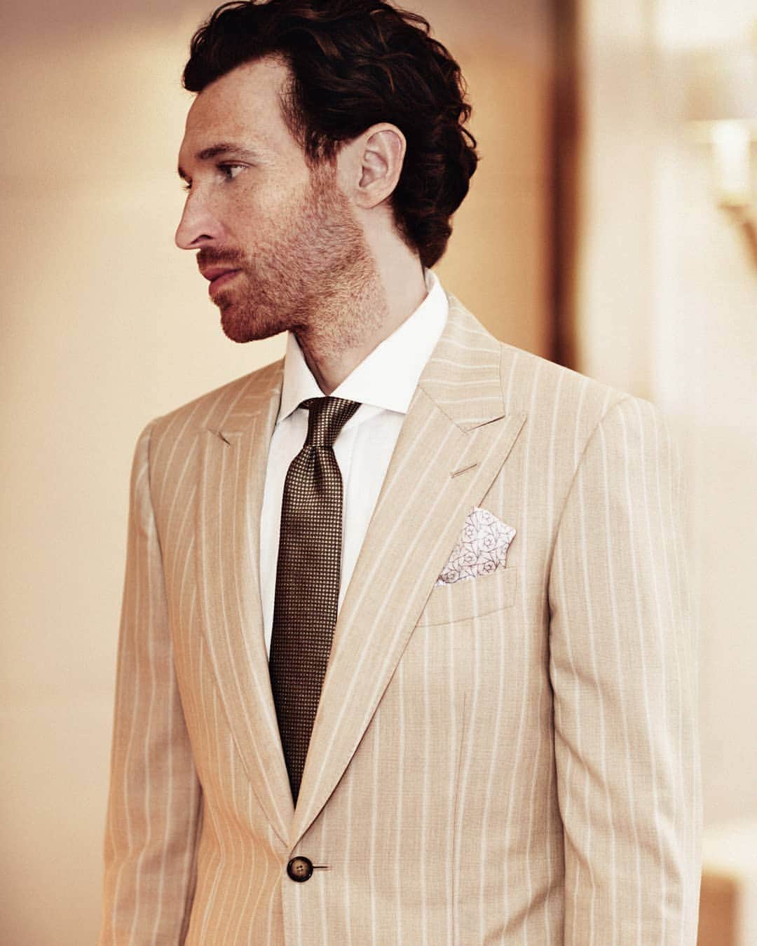 ギーブス&ホークスのインスタグラム：「For more than two centuries, Gieves & Hawkes has been at the forefront of the great Savile Row tailoring tradition, offering exceptional bespoke, made-to-measure and ready-to-wear clothing for every iteration of the modern man. . This week, we relaunch our Made-to-measure-service, with a new fit block and specially curated bunch books, including this beige stripe fabric from Holland and Sherry’s ‘Crispiere collection, worn here as a two-piece, summer season suit.  Read more about our new made-to-measure experience on the Gieves & Hawkes blog.  #gievesandhawkes #suiting #mtm」
