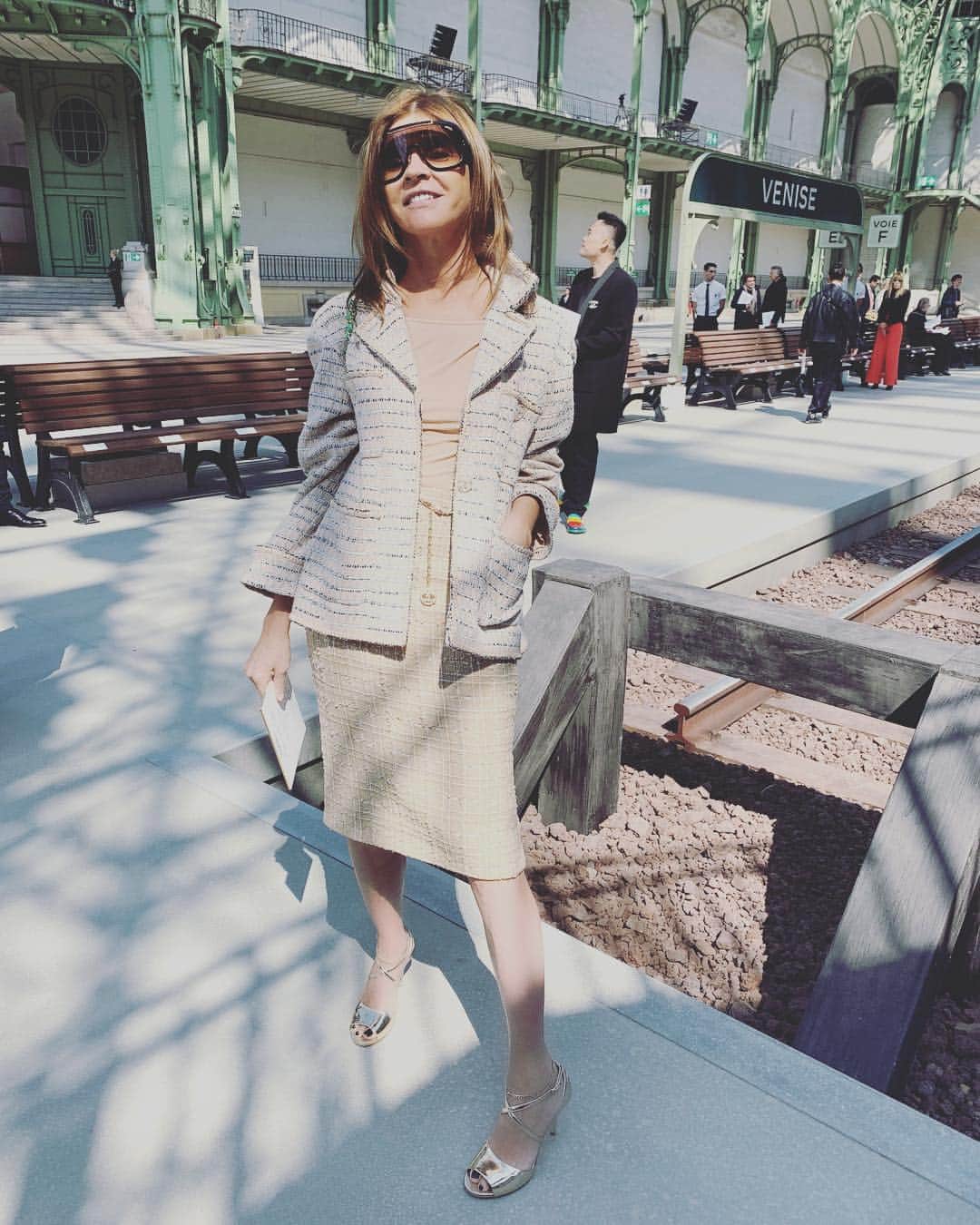 カリーヌ・ロワトフェルドのインスタグラム：「Sunshine for @virginieviard’s first collection!! ☀️Boarding the Chanel Express, thinking of Karl @chanelofficial #chanelcruise2020 @sammcknight1 @luciapicaofficial @annyerrandonea_nailsartist」