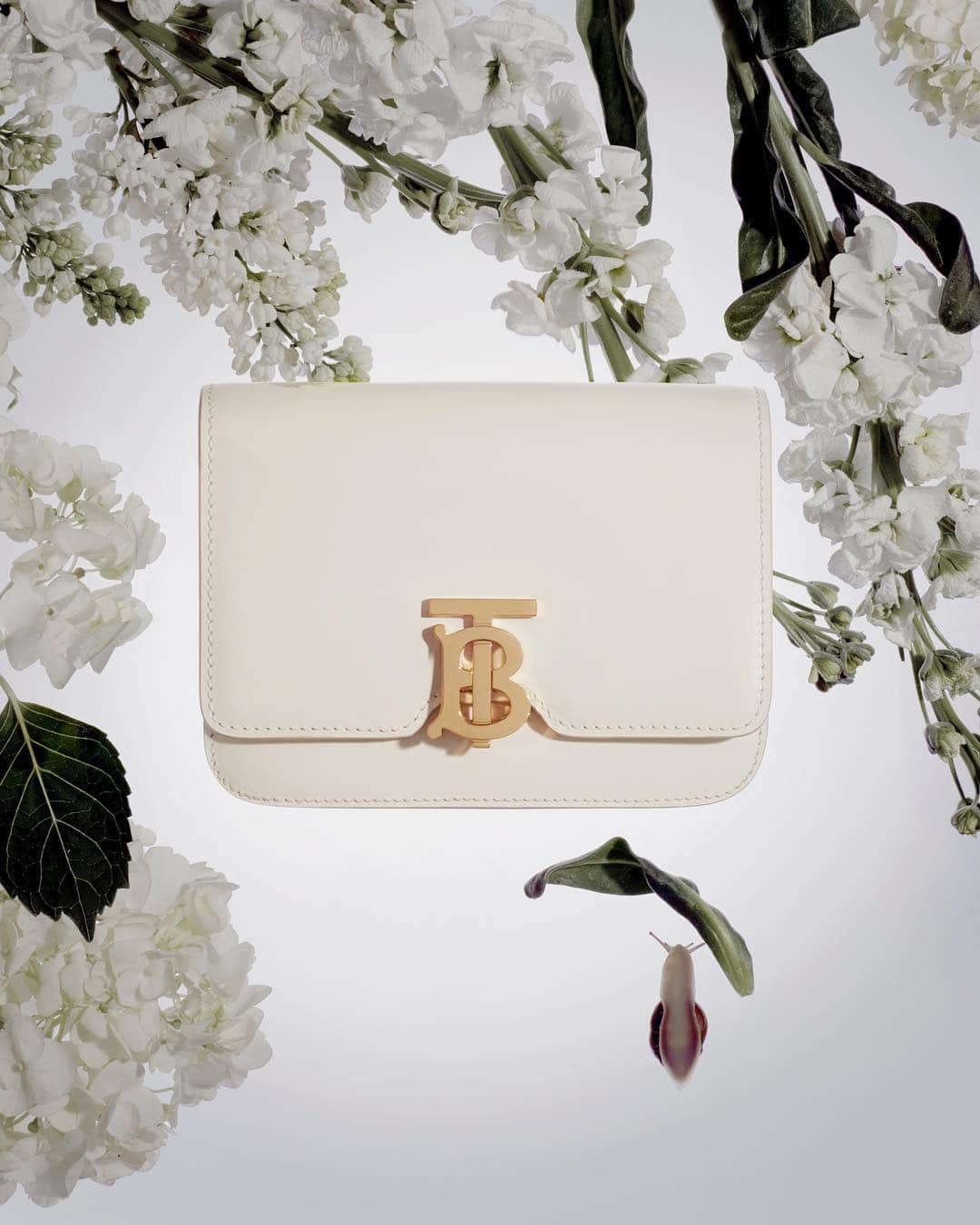 Burberryさんのインスタグラム写真 - (BurberryInstagram)「The Mother's Day Gift List . A curation of elegant #BurberryGifts featuring the belted TB Bag in vanilla . #BurberrySpringSummer19 #ThomasBurberryMonogram #TheTBbag」5月3日 21時17分 - burberry