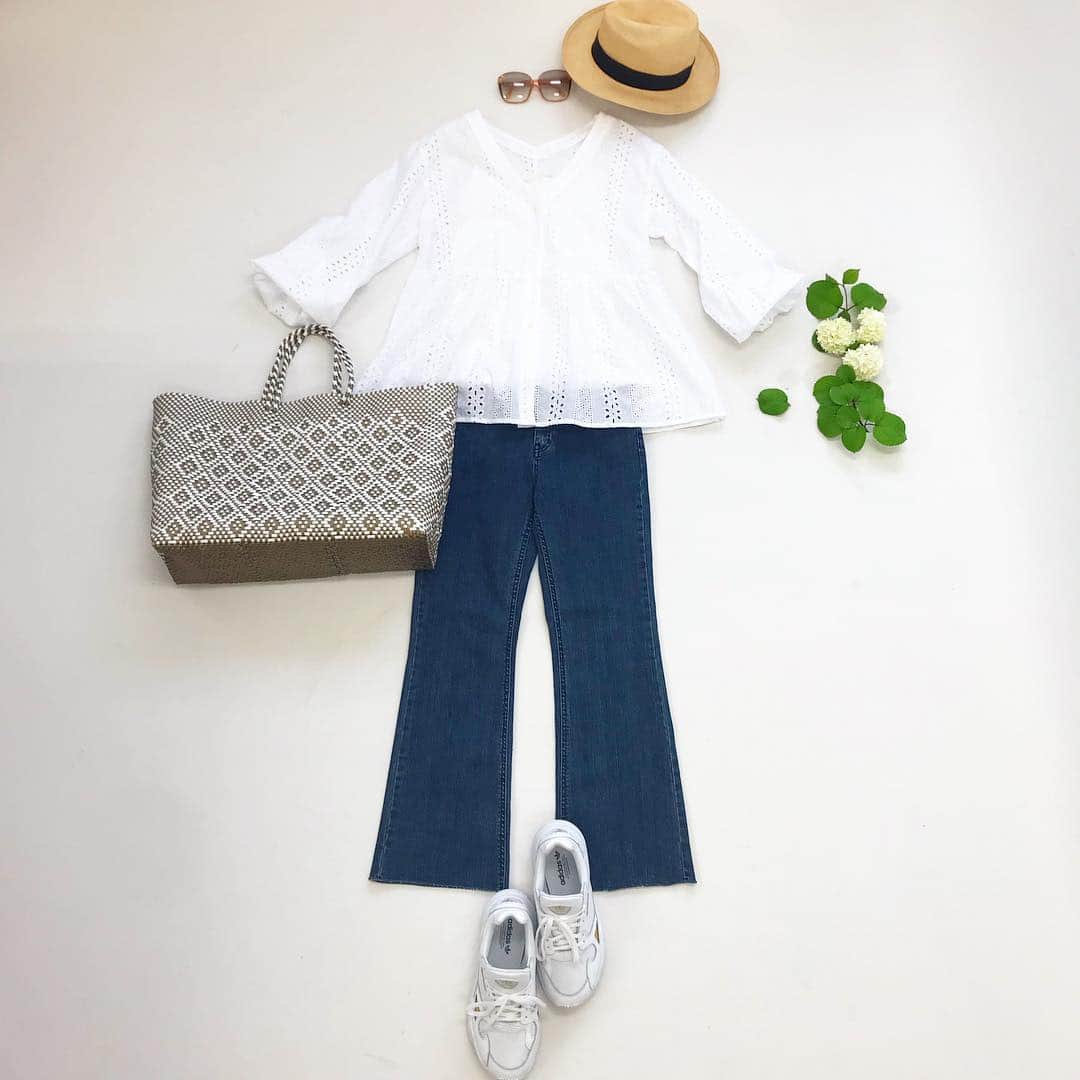 Couleureのインスタグラム：「庭にオオデマリが 咲きはじめました🌿 真っ白なレースの ブラウスとデニム👖で 初夏コーデです💕 ウエスト切り替えV開きブラウス【766】  #sewing #手作り #型紙　#ハンドメイド大人服#クルールパターンファブリック#洋裁#シンプルコーデ#instafashion#ファッション#coordinate #code#今日コーデ#handmadeclothes #mamacoordinate #ママコーデ #instasewing#handmadewardrobe #置き画#置き画くら部#ダッドスニーカー」