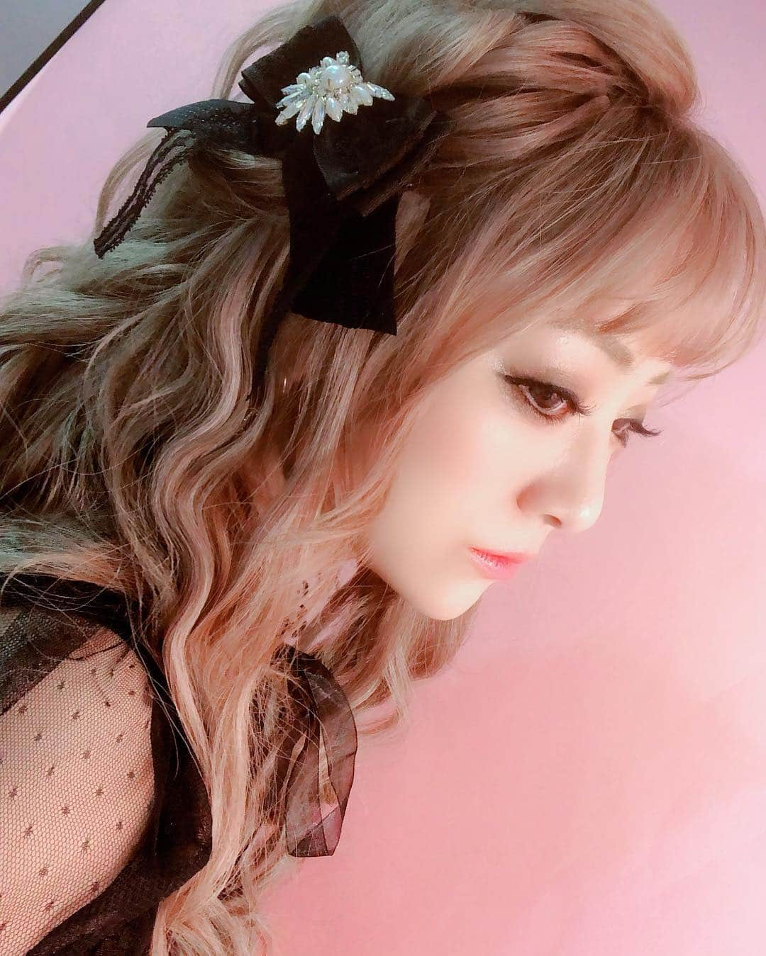 桜井莉菜さんのインスタグラム写真 - (桜井莉菜Instagram)「今日は姉ageha @aneageha の撮影で、小屋っち @koyacchi.58 にヘアメイクしてもらったよ🎀✨ もう、12年やってもらってる🤣 長ーいww リーナ @riina_couture のリボン付けてもらってちょいレトロな感じ❤️ カラコンも、DearQueen @dearqueen.jp のグレーでちょっと人形っぽくしたよん😍  #姉ageha#riinacouture#ヘアメイク#ヘアアレンジ」5月3日 21時23分 - rina__sakurai