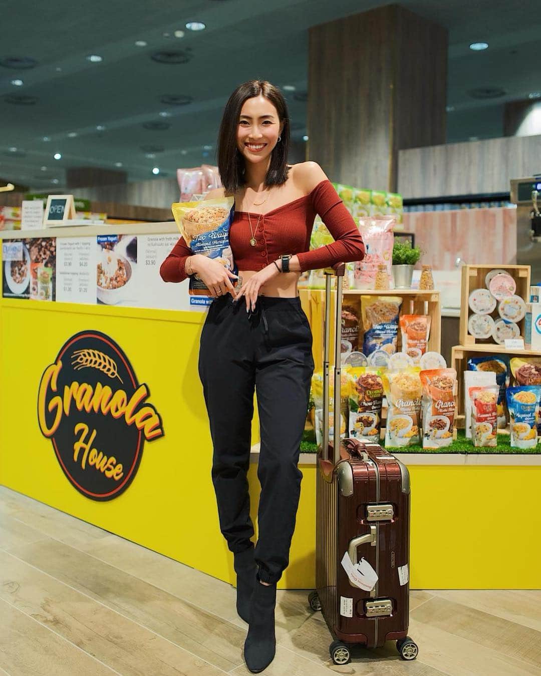 ソニアのインスタグラム：「Although I'm constantly on the go, I always try to make time to shop for fresh food and snacks! It's very therapeutic, really 🥰 . Pro tip if you're at Jewel's brand new @finestfoodsg: shop in store and get your goods delivered home with min.$200 spend! You can even make an advanced order by calling to reserve an item, then drop by the store to collect at a convenient time💛 . For me, I'd def utilize their porter service to help me carry my bags to my car! Meantime, loving this cute Granola house pop up! It makes grabbing a healthy snack effortless 🥳  #finestfoodsg」