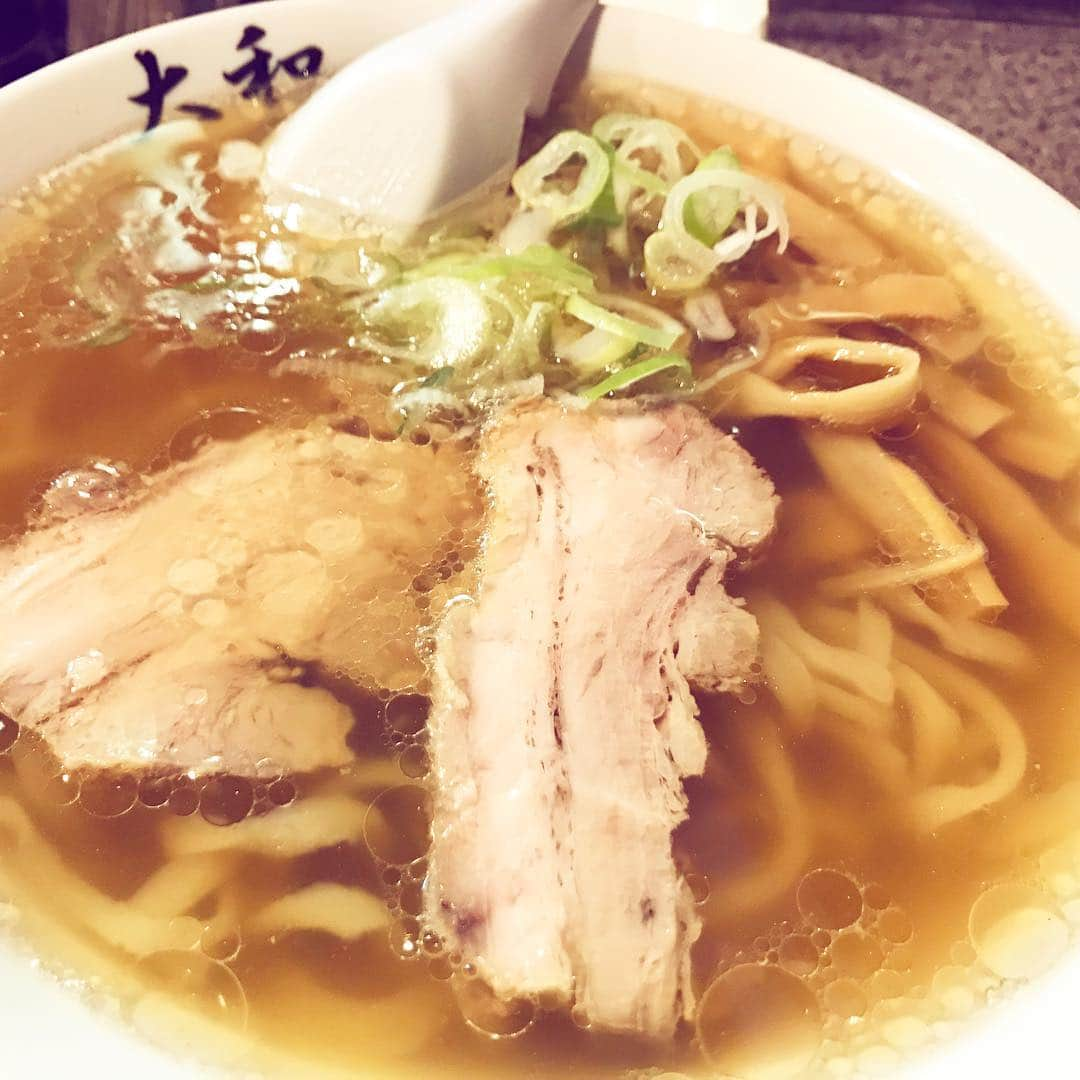 新田朝子さんのインスタグラム写真 - (新田朝子Instagram)「念願の初 #佐野ラーメン #🍜 . 昼過ぎの13:30に店に到着して、、、食べたのは16:30。早めの夕飯になりました😋💦こんなに並んで食べたラーメンは初めて。さすが人気店とGWだけに大混雑だったものの、期待を裏切らない味！！！ . 透き通るスープは動物系の旨味がしっかり出ていて、もー最高。麺は大好きな #白河ラーメン を彷彿とさせるようなモチモチ感に歯ごたえが加わり、スープとの絡みがまた相性抜群。やっぱり平打ち麺すきだー❤️ . また #佐野 まで食べに来ます🥰🌸 . #ラーメン #ラーメン女子 #ラーメン好き #ラーメン好きな人と繋がりたい #グルメ好きな人と繋がりたい #旅先グルメ #栃木 #グルメリポート #青竹手打ちラーメン大和 #ramen #noodles #🍥」5月3日 21時24分 - asako.nitta