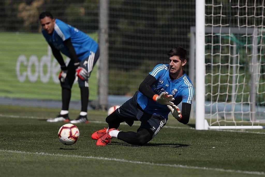 ティボ・クルトゥワのインスタグラム：「🙌🏻⚽️☀️ #HalaMadrid」