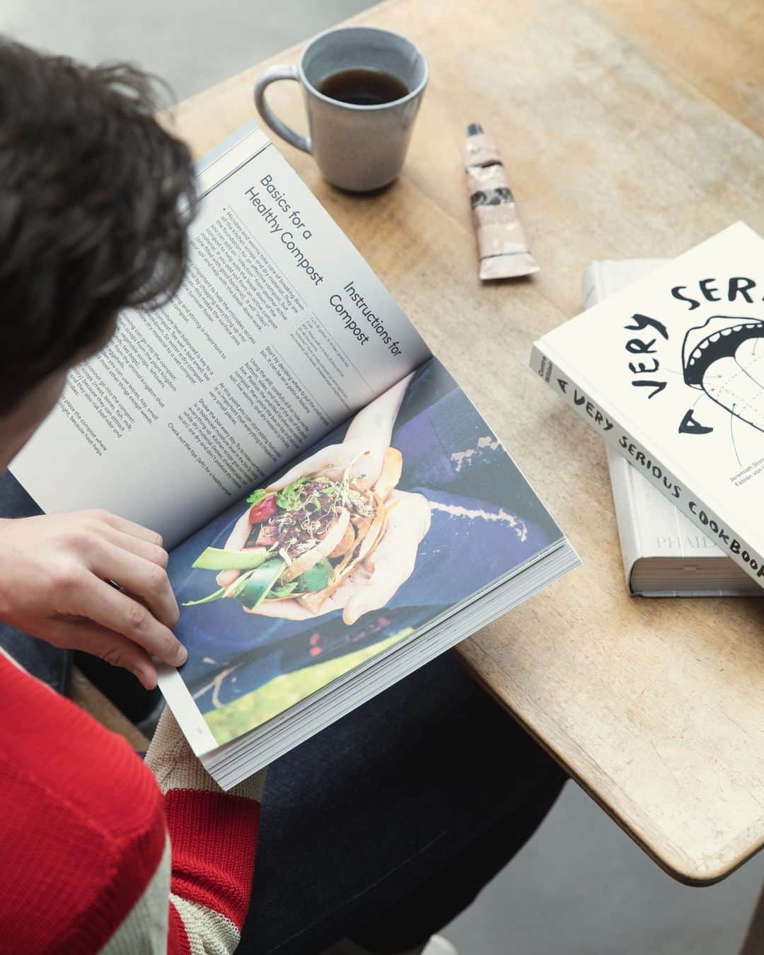MR PORTERのインスタグラム：「Does this count as #mealprep?⁣🥗⁣ -⁣ We hate sad desk salads too. Head to the link in bio and discover our selection of cookbooks and upgrade your lunch game. #MRPORTER」