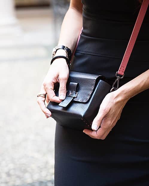 エンリーベグリンのインスタグラム：「Handbags speak louder than words.  #henrybeguelin#little#bag#scatolina#s#handmade#vegetaltannedleather#black#」