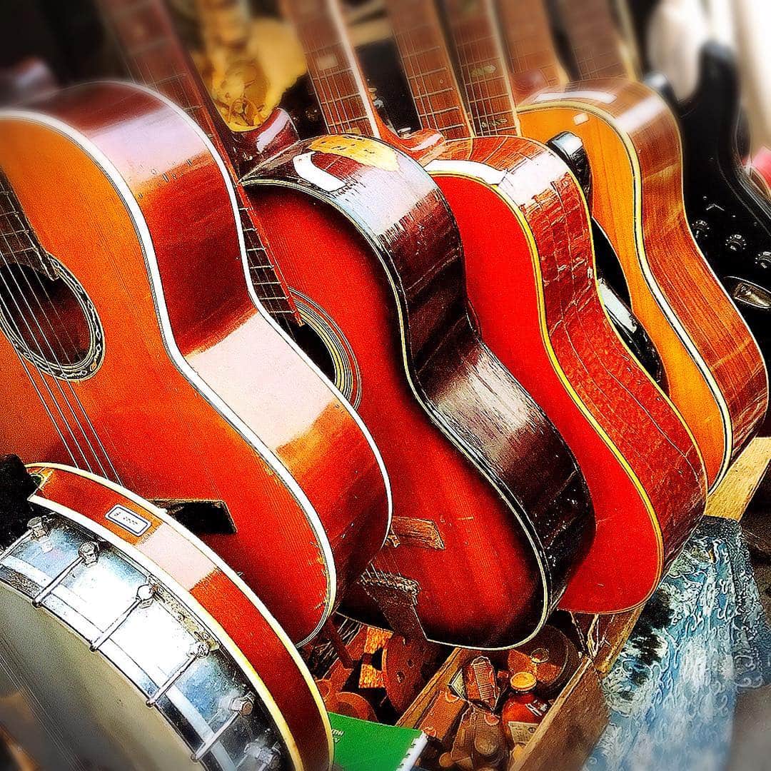 石川智晶さんのインスタグラム写真 - (石川智晶Instagram)「7/21 ART&MUSIC 「まるでクラプトンのアルペジオ」 ステージ上に美術としてギターやエレキを何本乗るかを検討中！50本乗るか？？さて。 #石川智晶 #art」5月3日 21時32分 - ishikawachiaki