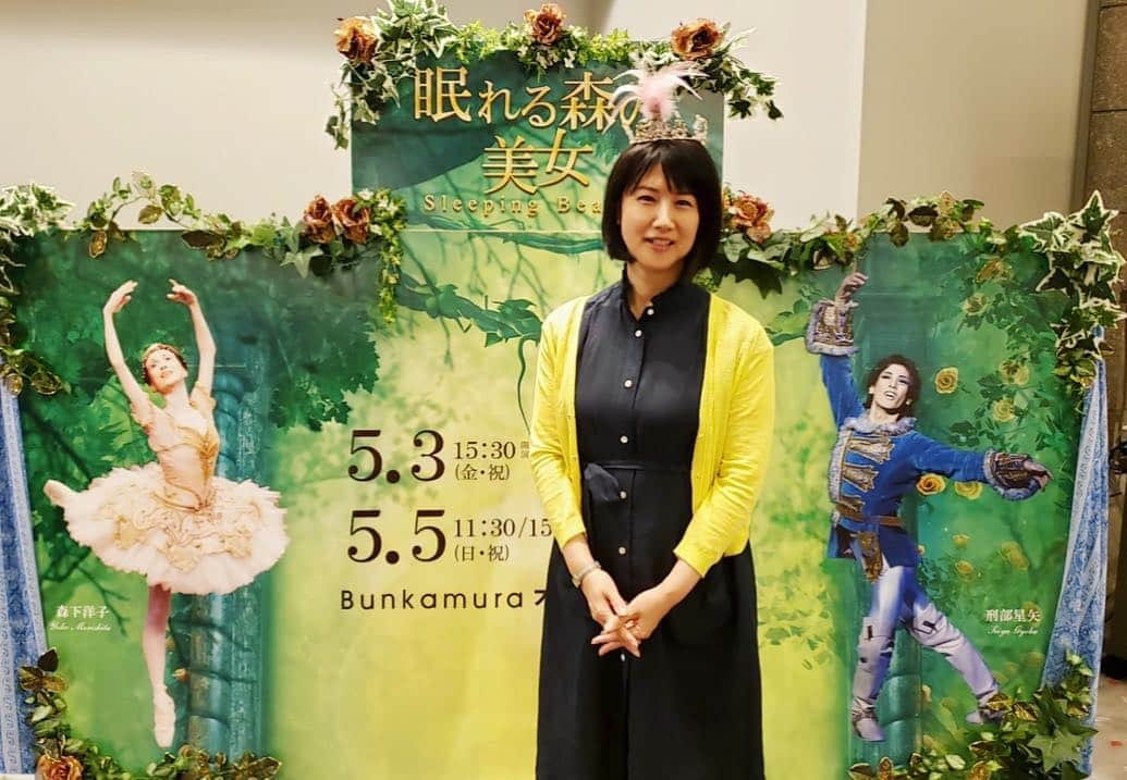 中江有里さんのインスタグラム写真 - (中江有里Instagram)「松山バレエ団5月公演『眠れる森の美女』観てきました。連休明けの締め切りに合わせて働くGWに、素敵な時間をいただきました。「ティアラ、つけて写真どうぞ」と声をかけられ、いろんな思いを掻き捨てて、つけてみました。照れてます。」5月3日 21時35分 - yurinbow1226