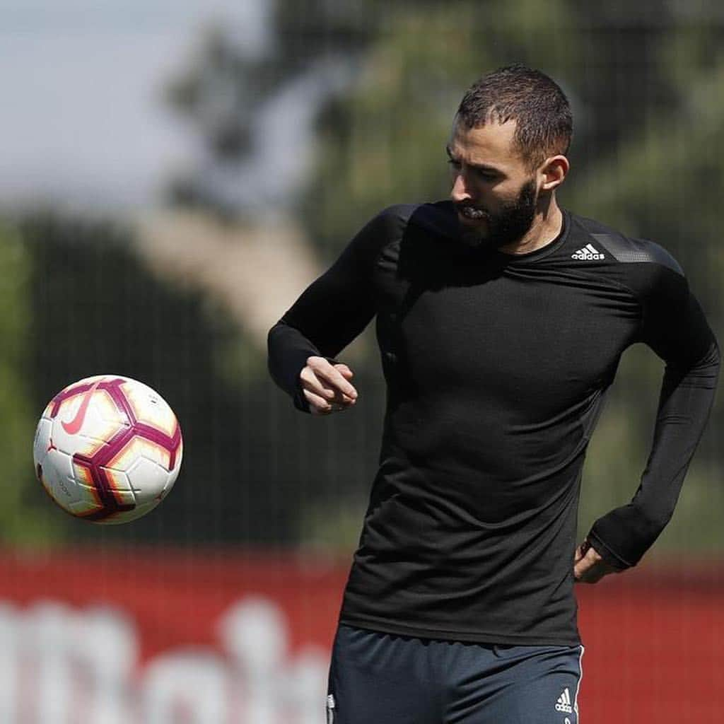 カリム・ベンゼマさんのインスタグラム写真 - (カリム・ベンゼマInstagram)「Ça me démange 💥⚽️」5月3日 21時35分 - karimbenzema