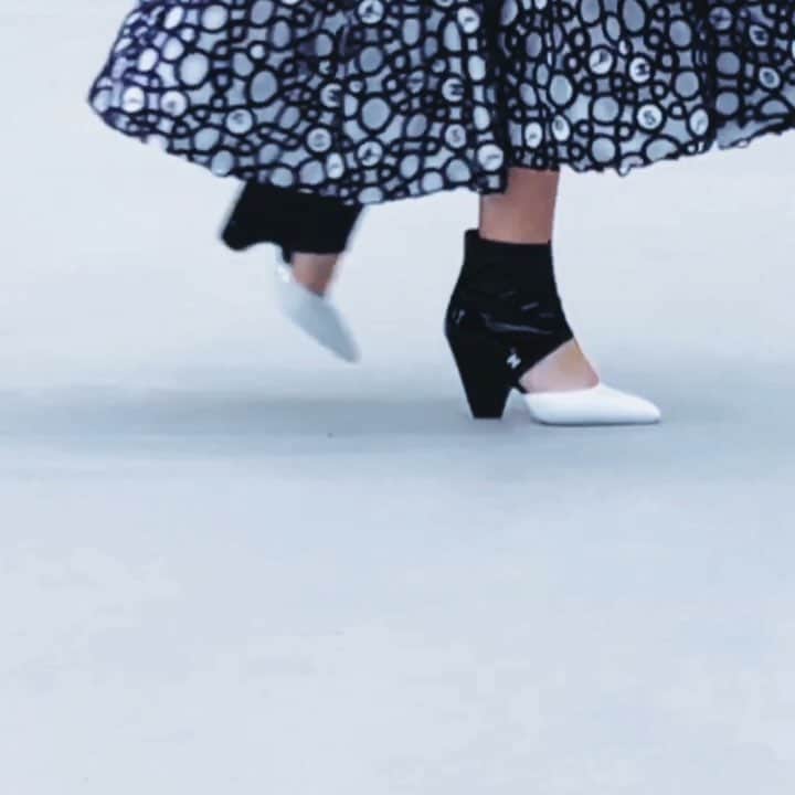 カロリーヌ・ド・メグレのインスタグラム：「#ChanelCruise today ❤️」