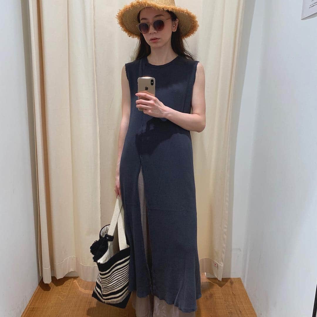 ungrid_minamiのインスタグラム：「. 人気のスリットワンピース すっきり見えてお気にいり❤︎ @ungrid_official  #Ungrid#アミュプラザ博多」