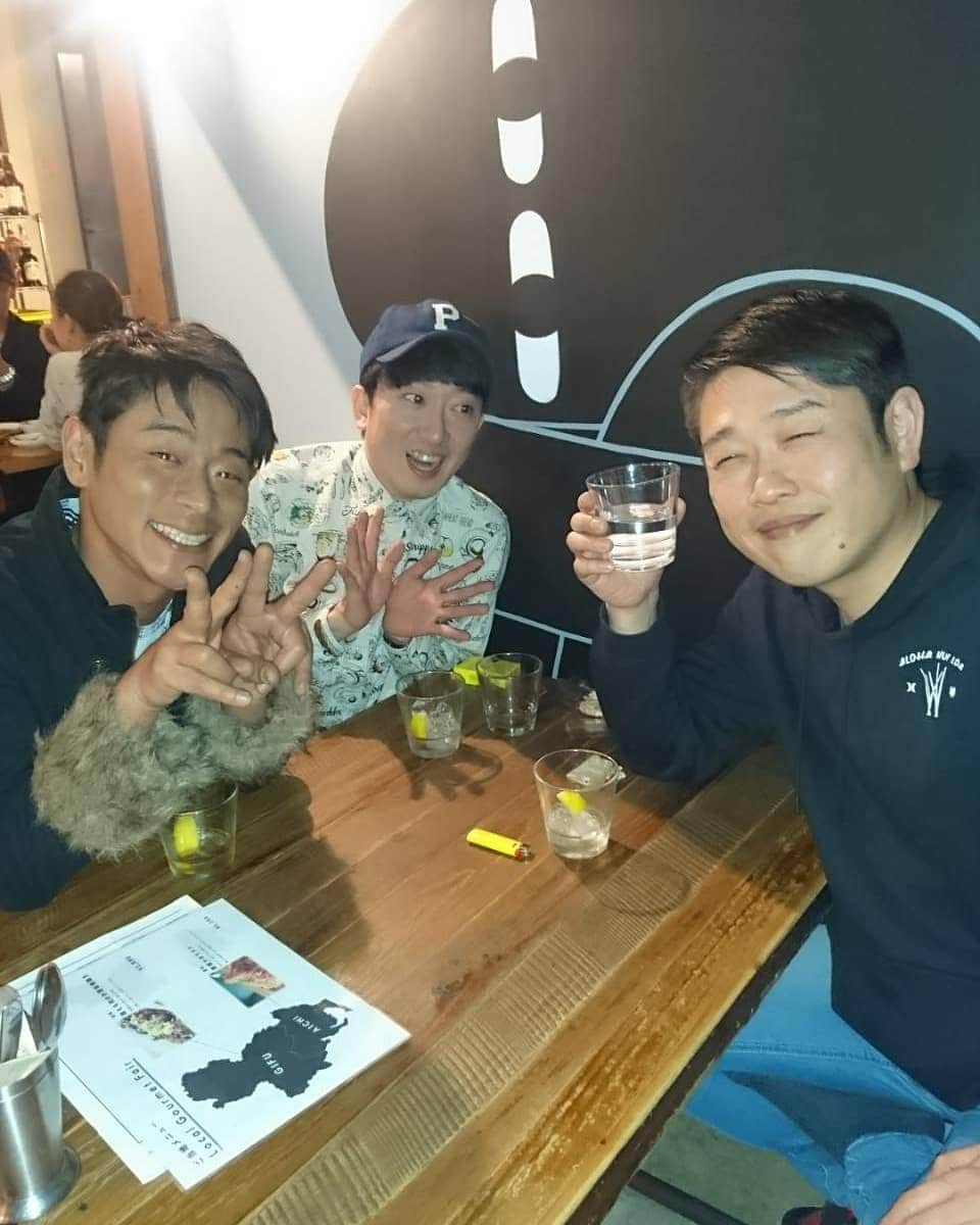 永井佑一郎さんのインスタグラム写真 - (永井佑一郎Instagram)「昨日の夜。 金成さん、ピクニックと。 昨日の夜、いい夜でした。 この会社の良い所は先輩が 凄い！先輩が優しい！後輩も同期もお笑いが皆好き！お笑い以外の分野の人もずっと謙虚に何かに立ち向かっている。 この会社の良い所はそこです！」5月3日 21時49分 - yuichirou_nagai