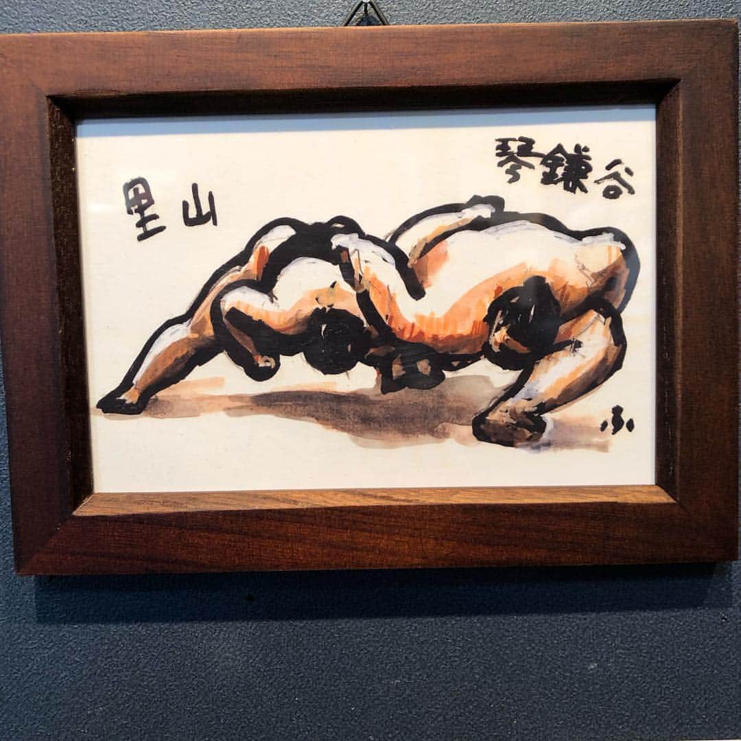 のインスタグラム：「今日から21世紀の相撲絵師たち展が開催されています。 5月3日〜12日までです。（内 7日・8日はお休み） 13:00〜18:00  両国『緑壱』 墨田区緑1-8-3  写真の絵は自分が印象に残った中の一枚です。是非見に行ってみてください。 #21世紀の相撲絵師たち展」