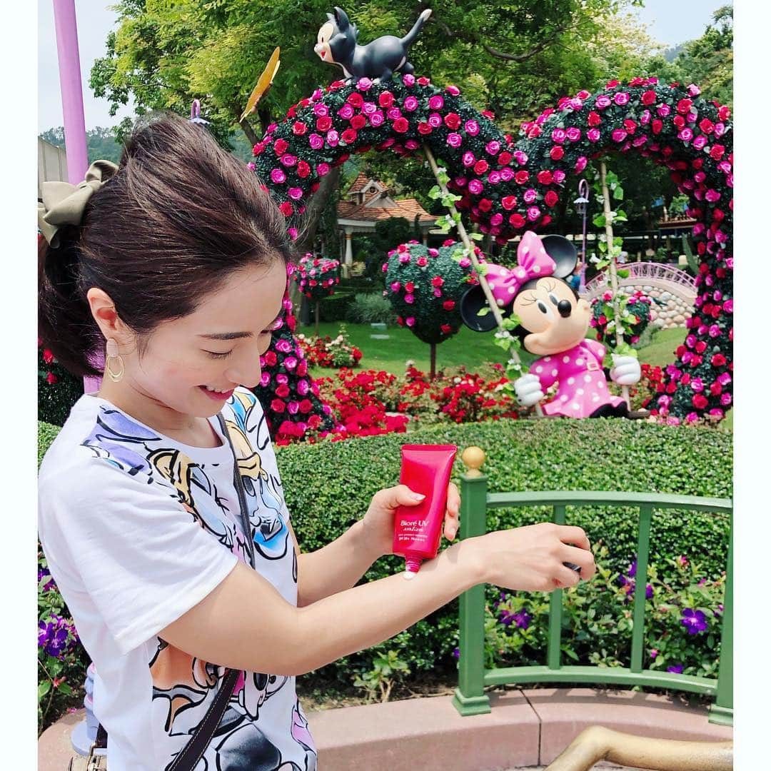 Mayuko Watanabe 渡辺真由子さんのインスタグラム写真 - (Mayuko Watanabe 渡辺真由子Instagram)「香港では#香港ディズニーランド にも行きました😊💕 東京と同じく可愛くてテンション上がります😆 息子はトイストーリーランドに大興奮してました☺️✨またぜひ行きたい😍 ・ ただストーリーにも書きましたが、香港は暑くて暑くて😭 有難いことにディズニーの日も快晴でしたが、旅行中でも日焼けは気になるものです😂 私の眩しそうな顔で日差しの強さが分かると思います笑 ・ そこで先日アップした『ビオレUVアスリズム スキンプロテクトエッセンス』を使ってみました！ 家族全員で使いましたが、 これは本当に、、 焼けませんでした！！😆👍 香港は湿度も高く蒸し暑いので汗もかなりかいたのですが、汗に強いと聞いていただけあってあの暑い日に1日外にいても焼けなくて家族で感動しました😍！ 今まで隙間焼けが原因で焼けていたのだと実感☺️✨ これ、本当におすすめです❣️ 私は来月も山に行きますし、引き続きこの日本の夏でもヘビロテしたいと思います🎶 #日焼け対策#日焼け止め#スキマリスク#ビオレＵＶ#アスリズム#香港#アウトドア#ディズニーランド#香港ディズニー#香港#香港旅行#紫外線対策#日本化粧品検定協会」5月3日 21時43分 - watanabe_mayuko