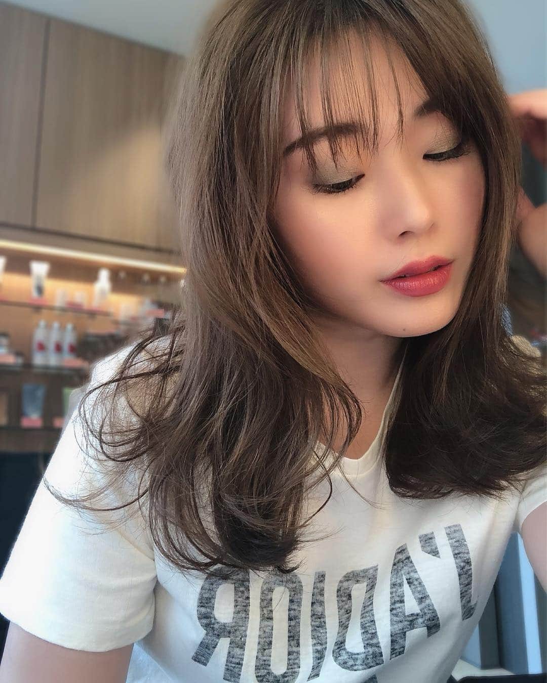 藤川沙弥のインスタグラム：「𓍯𓇠﻿ 髪の毛伸びたなぁ〜👩🏻‍🦰﻿ ﻿ 今日は３月にハービスプラザに﻿ openしたばかりの﻿ ウノプリールさんの撮影へ📸﻿ アイライン無しの カラーメイクしてくれました💄💚 ﻿ 新感覚のトータルビューティーのサロンで﻿ エステ、メイク、ネイル、ヘア、﻿ 美髪、美脚トレーニングなどなど﻿ 美に関する施術が盛り沢山のお店でした✨」