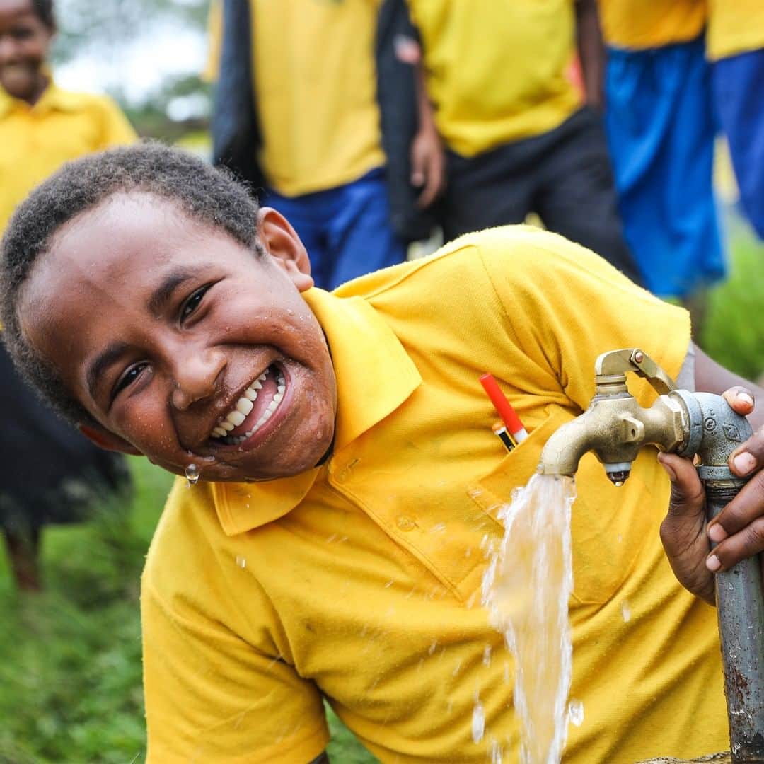 unicefさんのインスタグラム写真 - (unicefInstagram)「Water is life. It’s a chance to survive, grow up healthy and, for 11-year-old Ryan in Papua New Guinea, it’s an essential part of going to school. Over the last 30 years, the world has made tremendous progress in expanding access to clean supplies. But every day, more than 800 children continue to die from preventable diseases caused by poor water, sanitation and hygiene. We must not give up until every last child is enjoying their inalienable right to drink, wash and thrive with safe water.  #ForEveryChild, the right to clean water.」5月3日 21時45分 - unicef